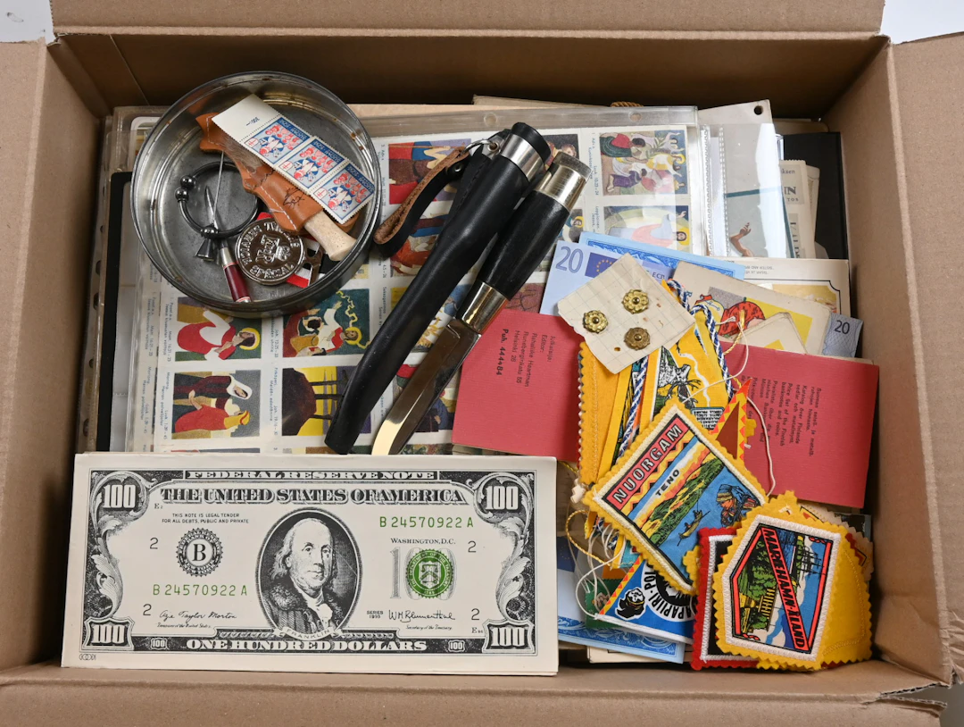 Mixed selection of collectibles, including eg. collectible cards and