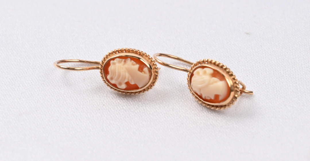 Cameo earrings, gold (585). Gross weight approximately 1.4 g.