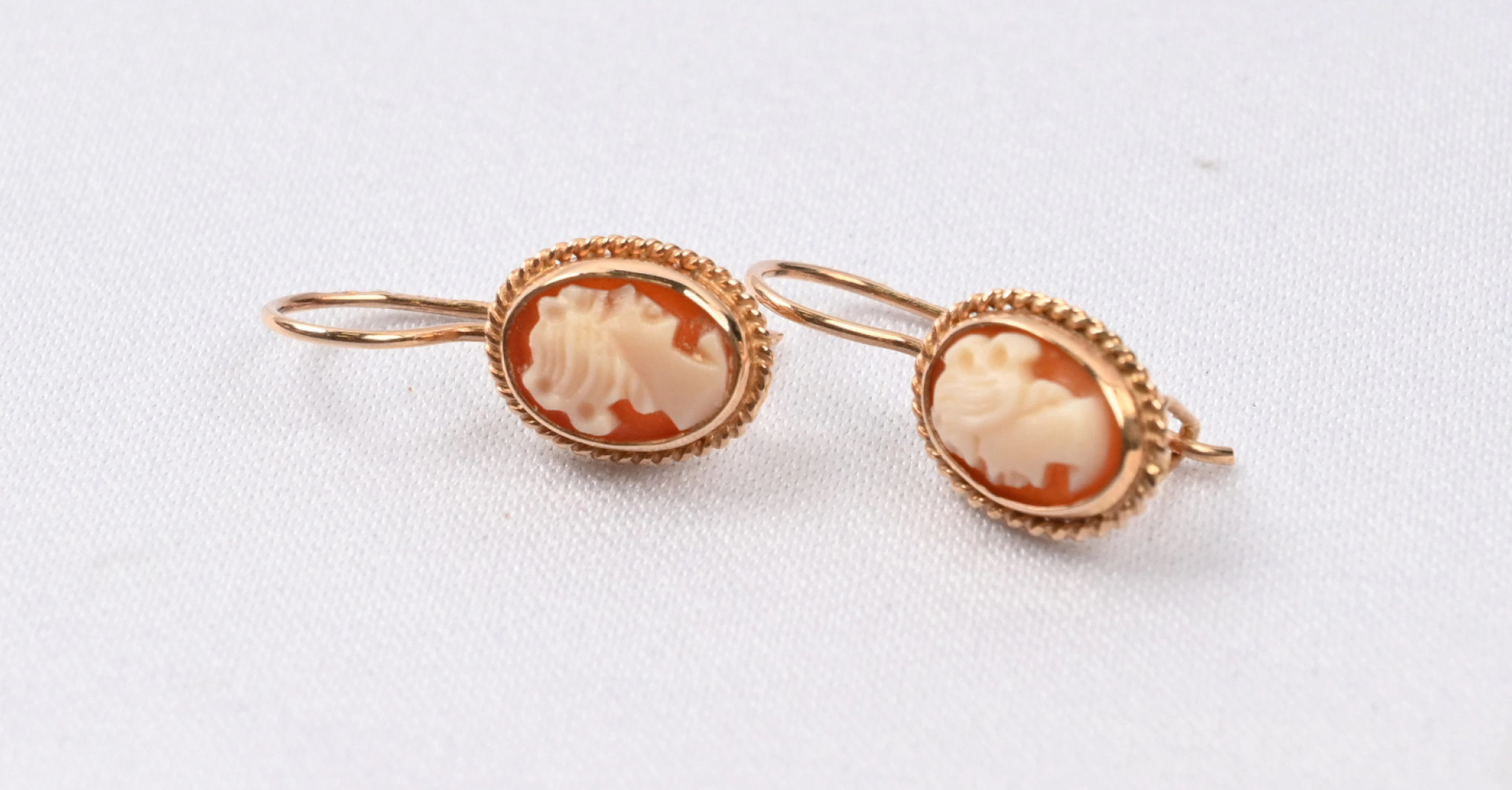 Cameo earrings, gold (585). Gross weight approximately 1.4 g.