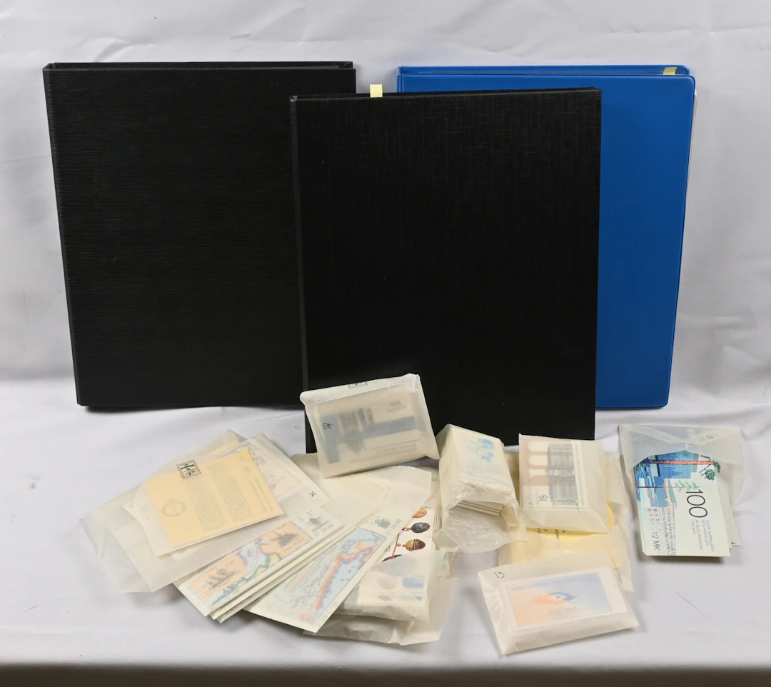 1976 - 1989 selection of MNH ** sheet parts in two binders + Aland