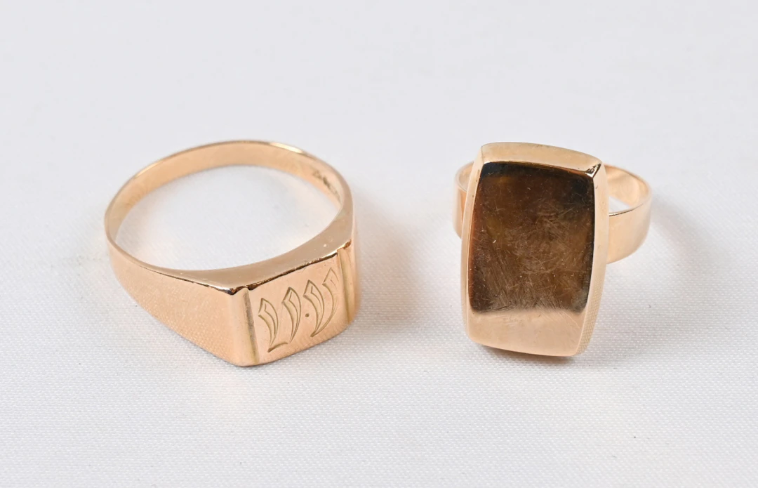 Gold (585) signet rings two pieces, weight in total 12 g.