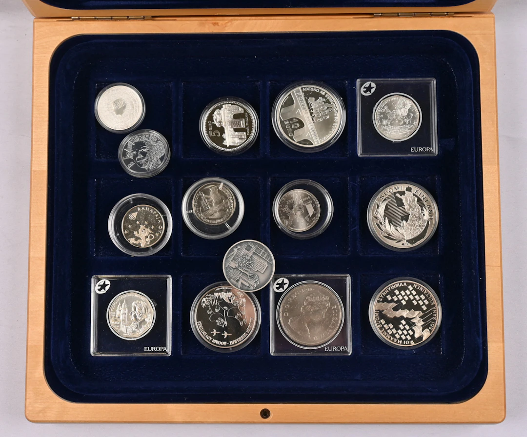 Coins and medals small selection in a wooden coin box, silver etc.