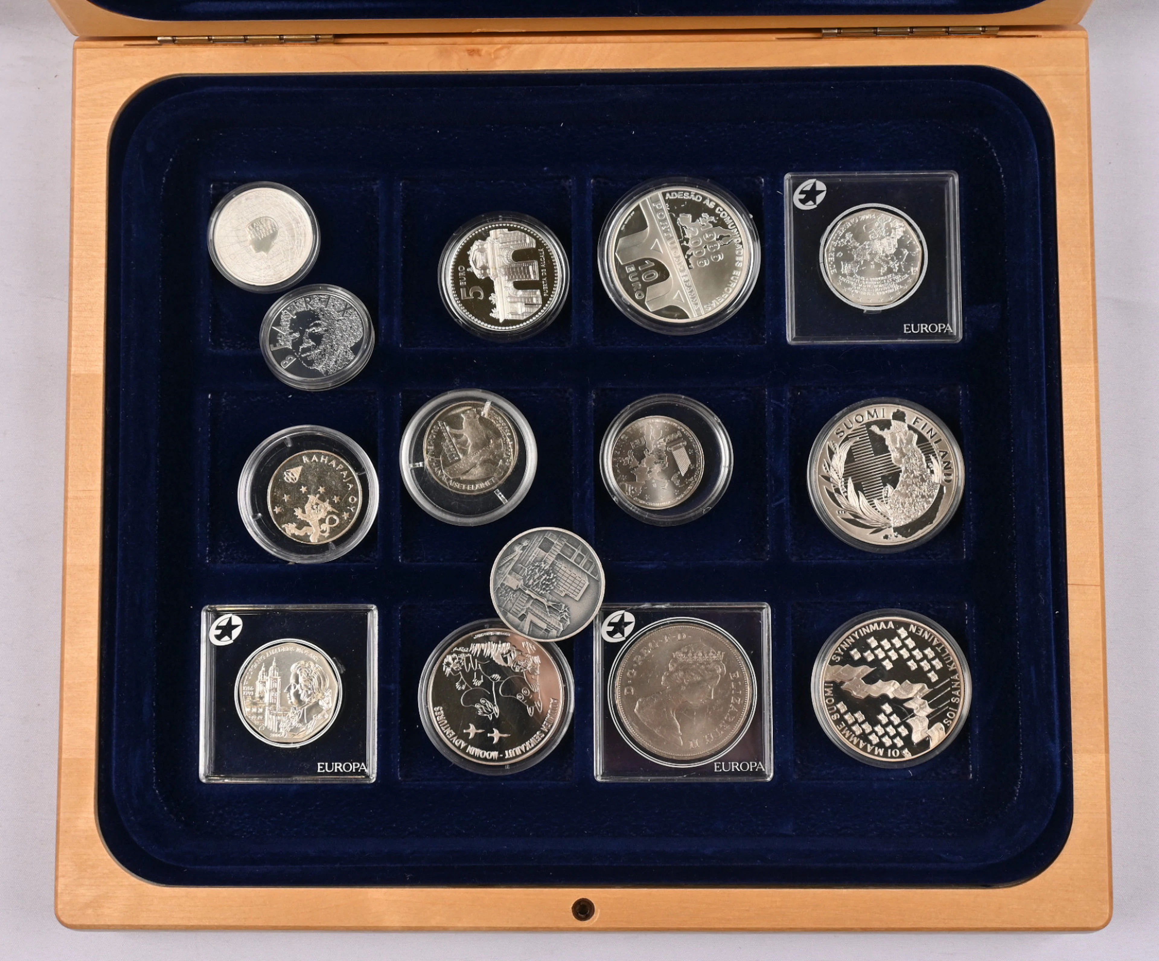 Coins and medals small selection in a wooden coin box, silver etc.