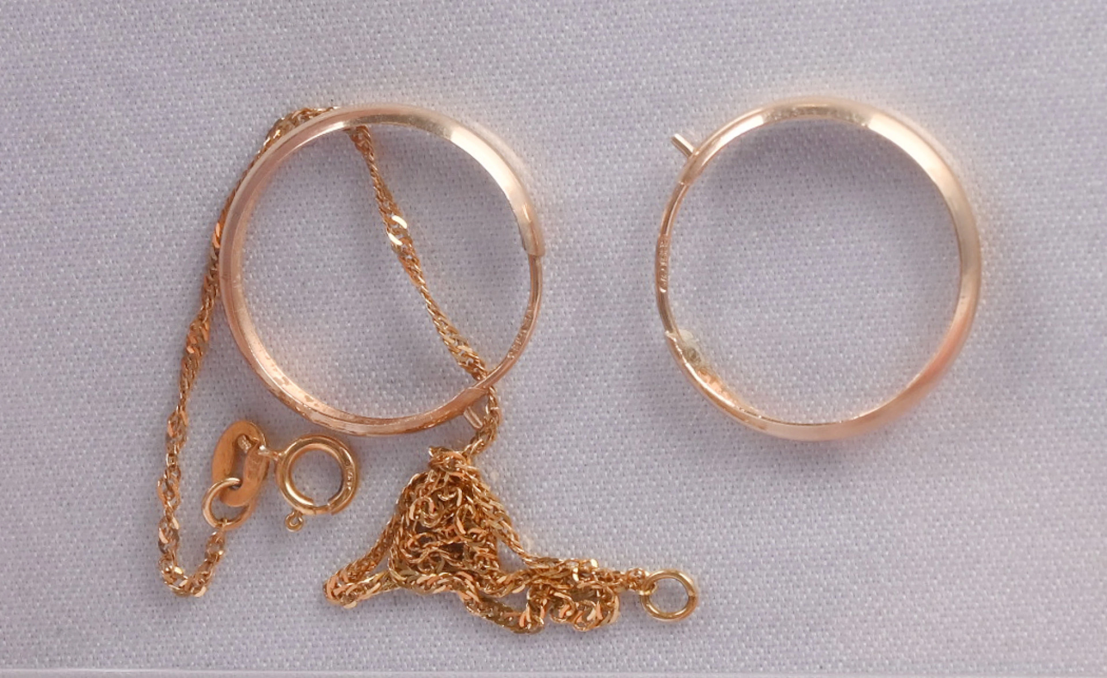 Earrings and a chain, gold (585). Weight approximately 1.1 g.