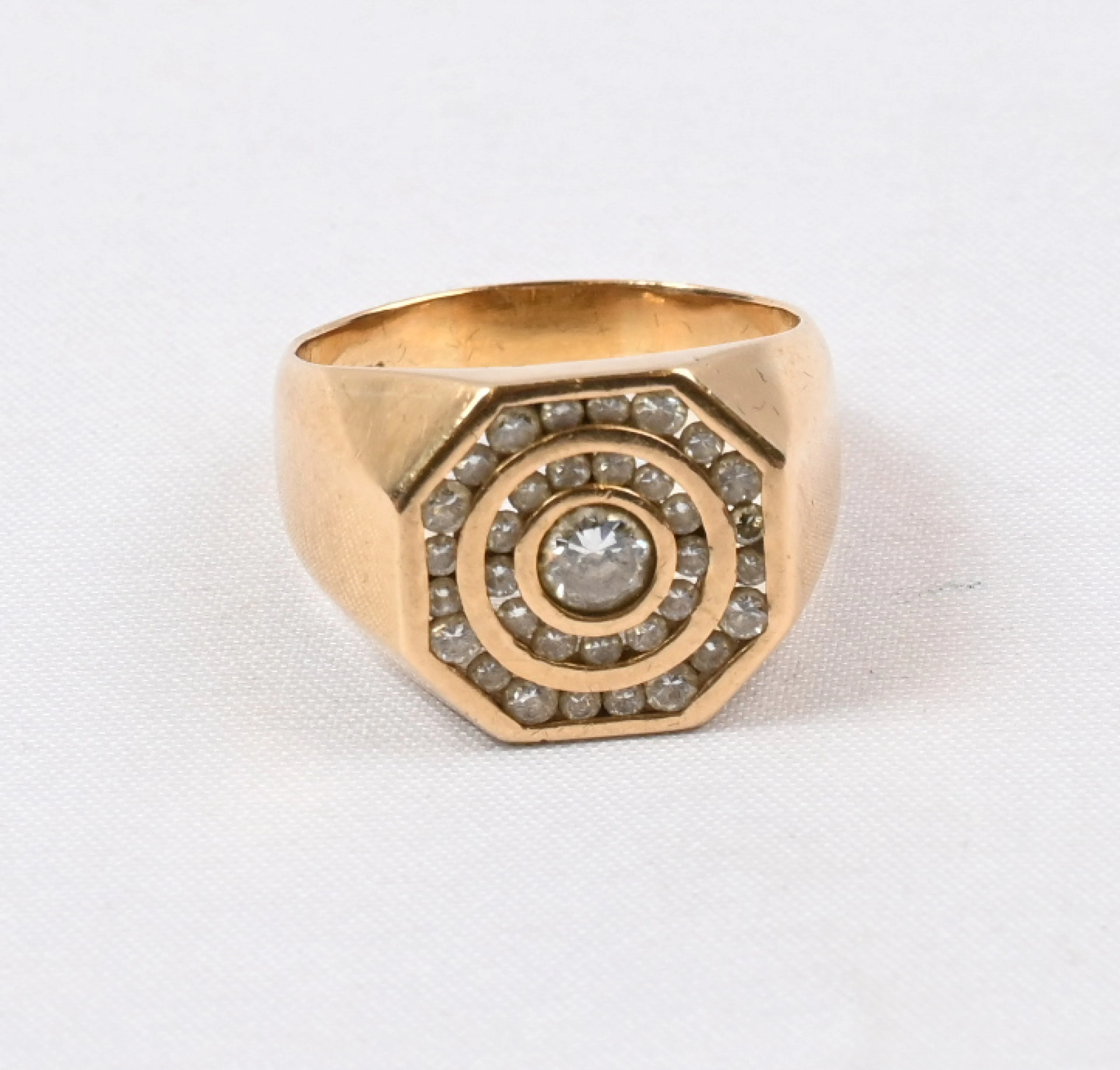 Diamond ring, gold (18 k) with diamonds: 0.41 CT + 0.04 CT x 8 pieces