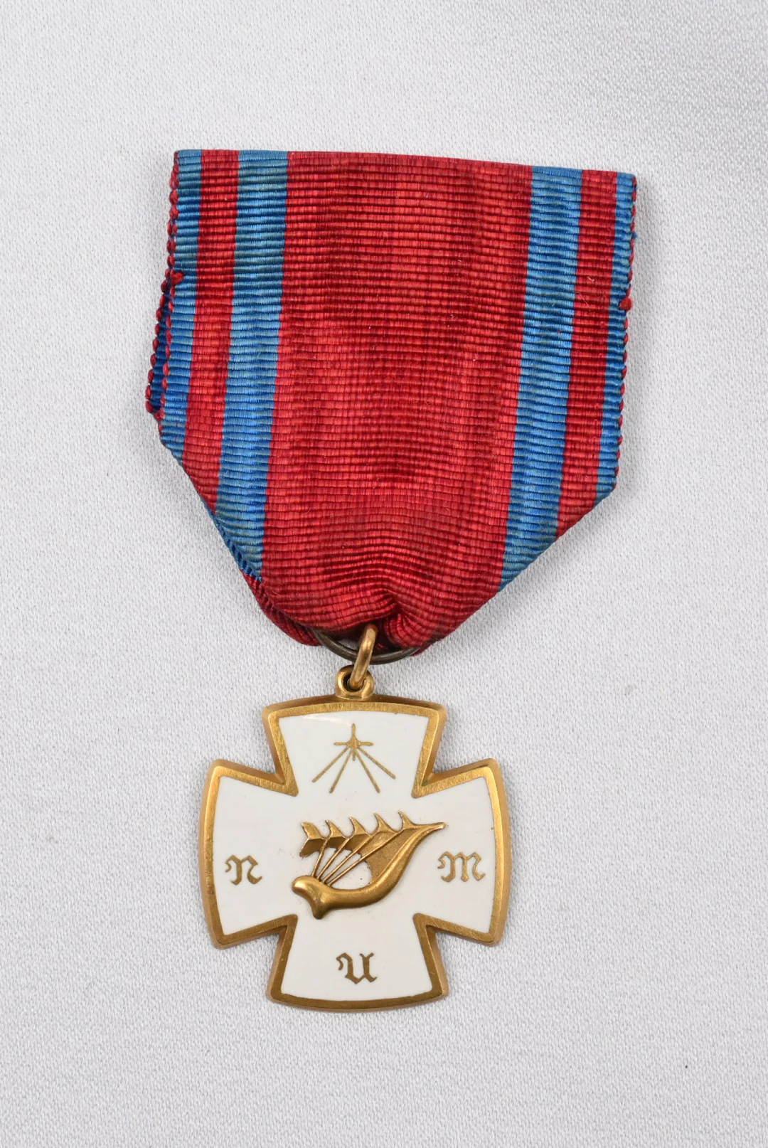Apparently a gold (585), enameled merit badge of some sports club.
