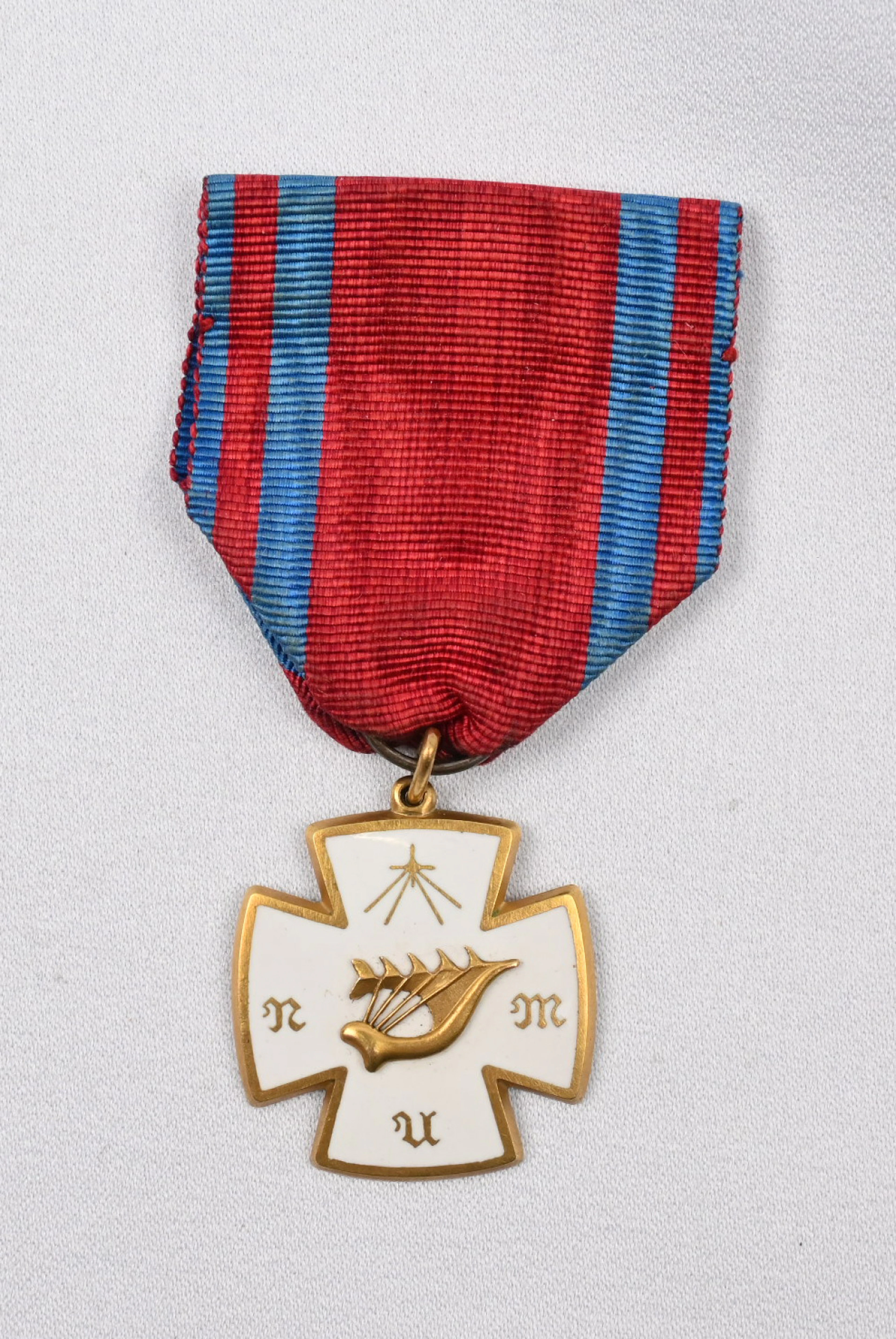 Apparently a gold (585), enameled merit badge of some sports club.