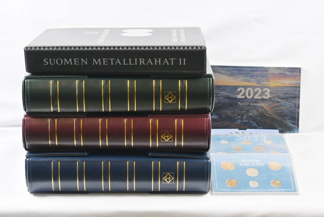 Basic coin collection in four albums. Additionally a few coin sets
