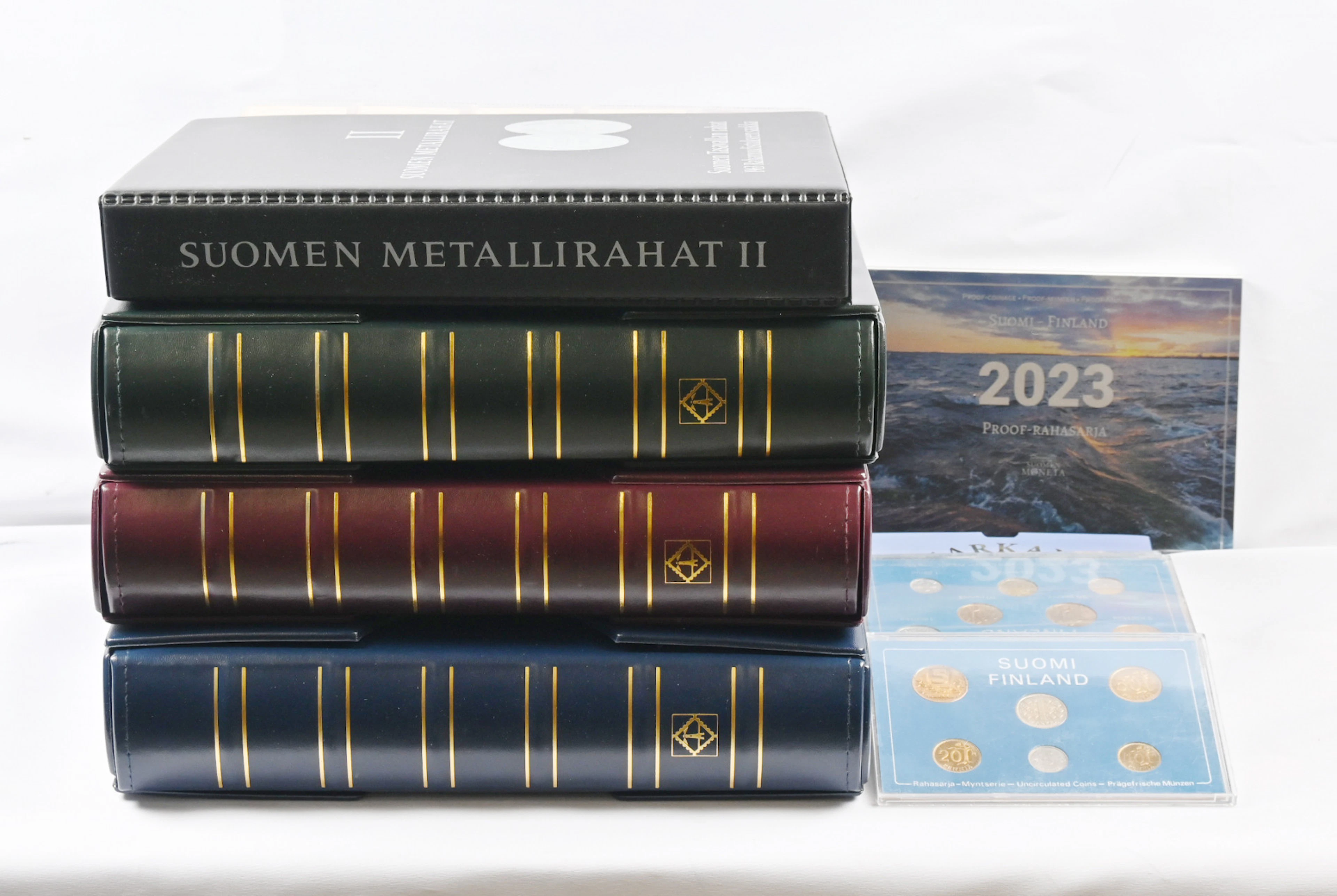 Basic coin collection in four albums. Additionally a few coin sets