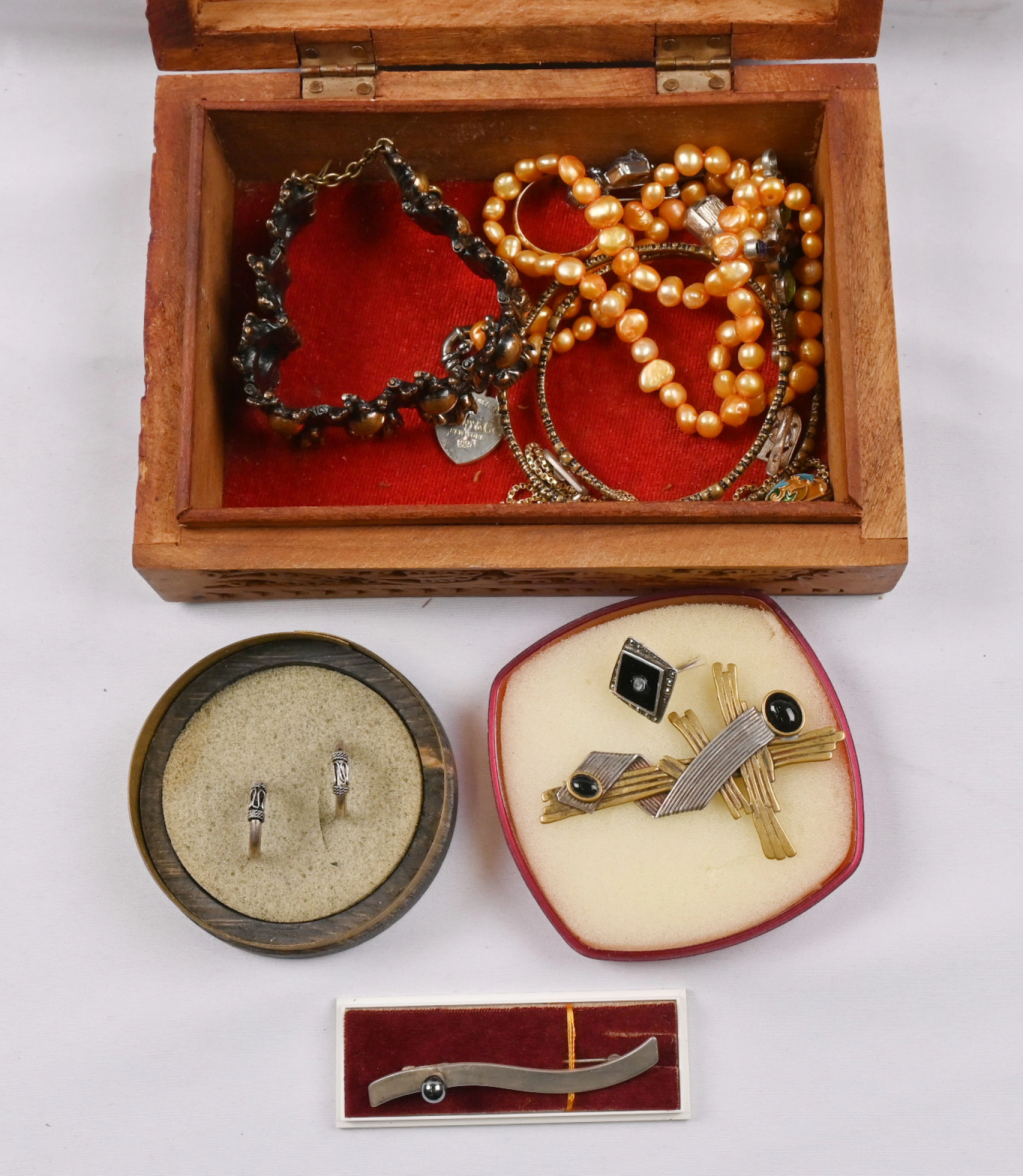 Small selection eg. Kalevala earrings, Sarpaneva bracelet, silver etc.