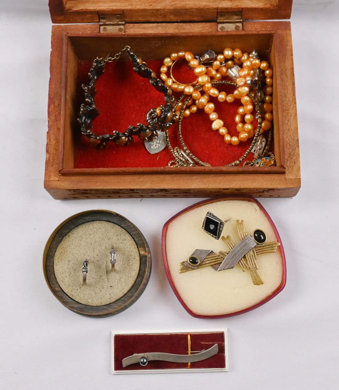 Small selection eg. Kalevala earrings, Sarpaneva bracelet, silver etc.
