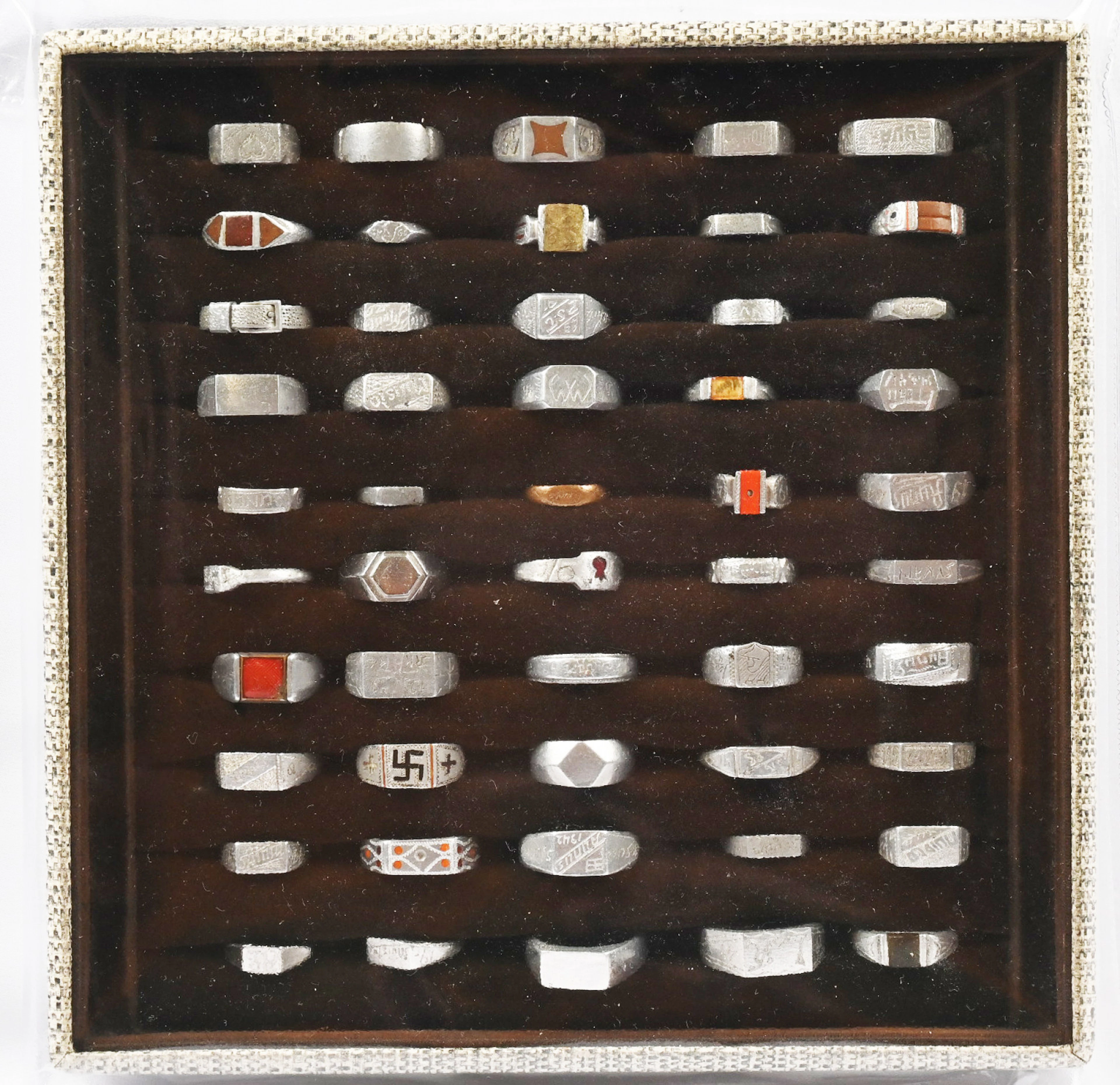 Collection of pastime works: rings from the era of the Continuation