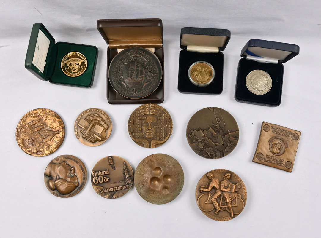 Table medals approximately 20 pieces.
