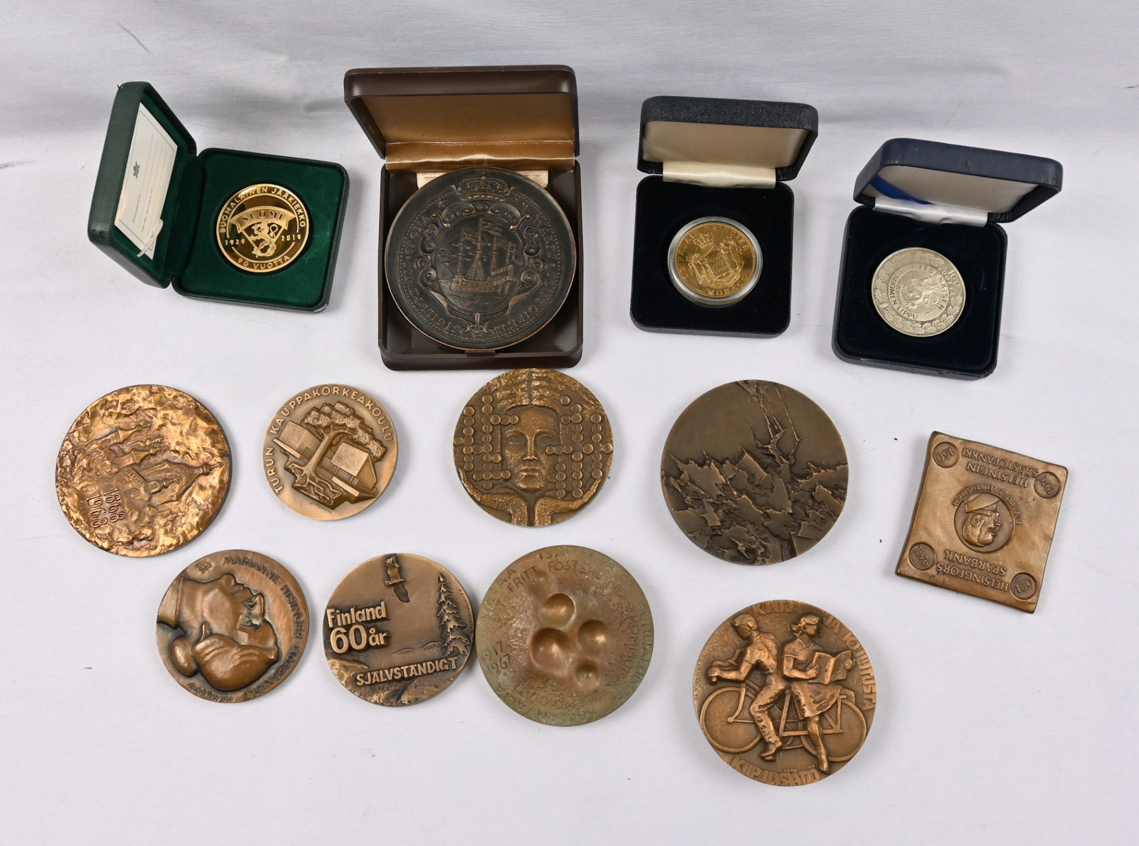 Table medals approximately 20 pieces.