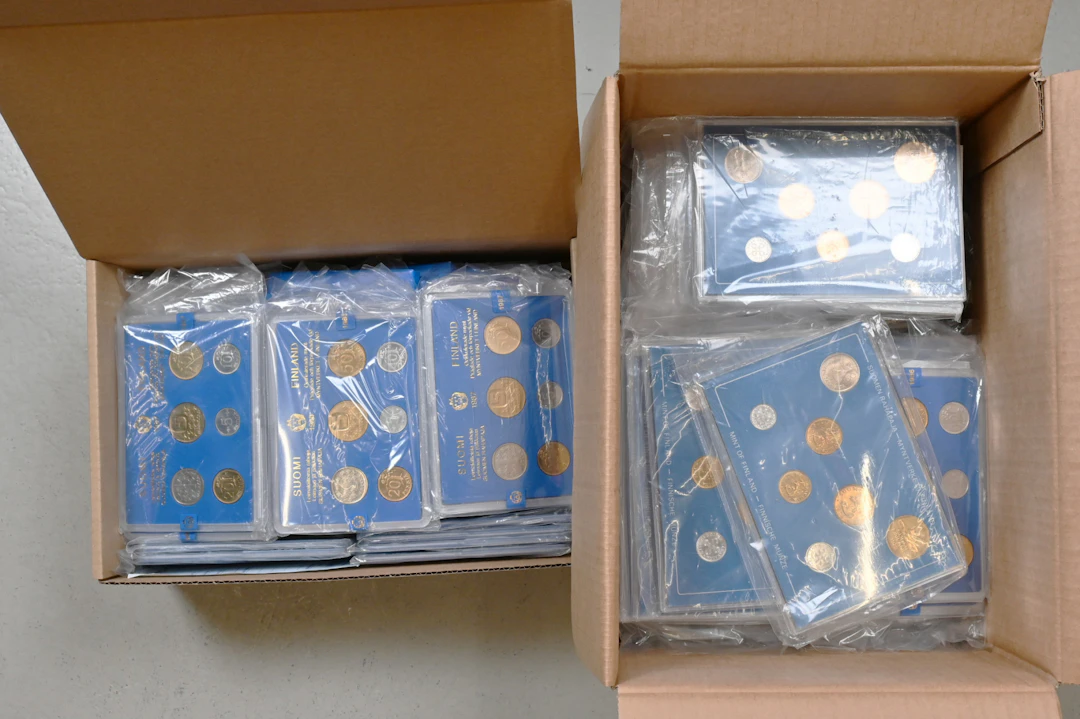 Selection of coin sets 1973 - 1988 over 110 pieces. Some covers might