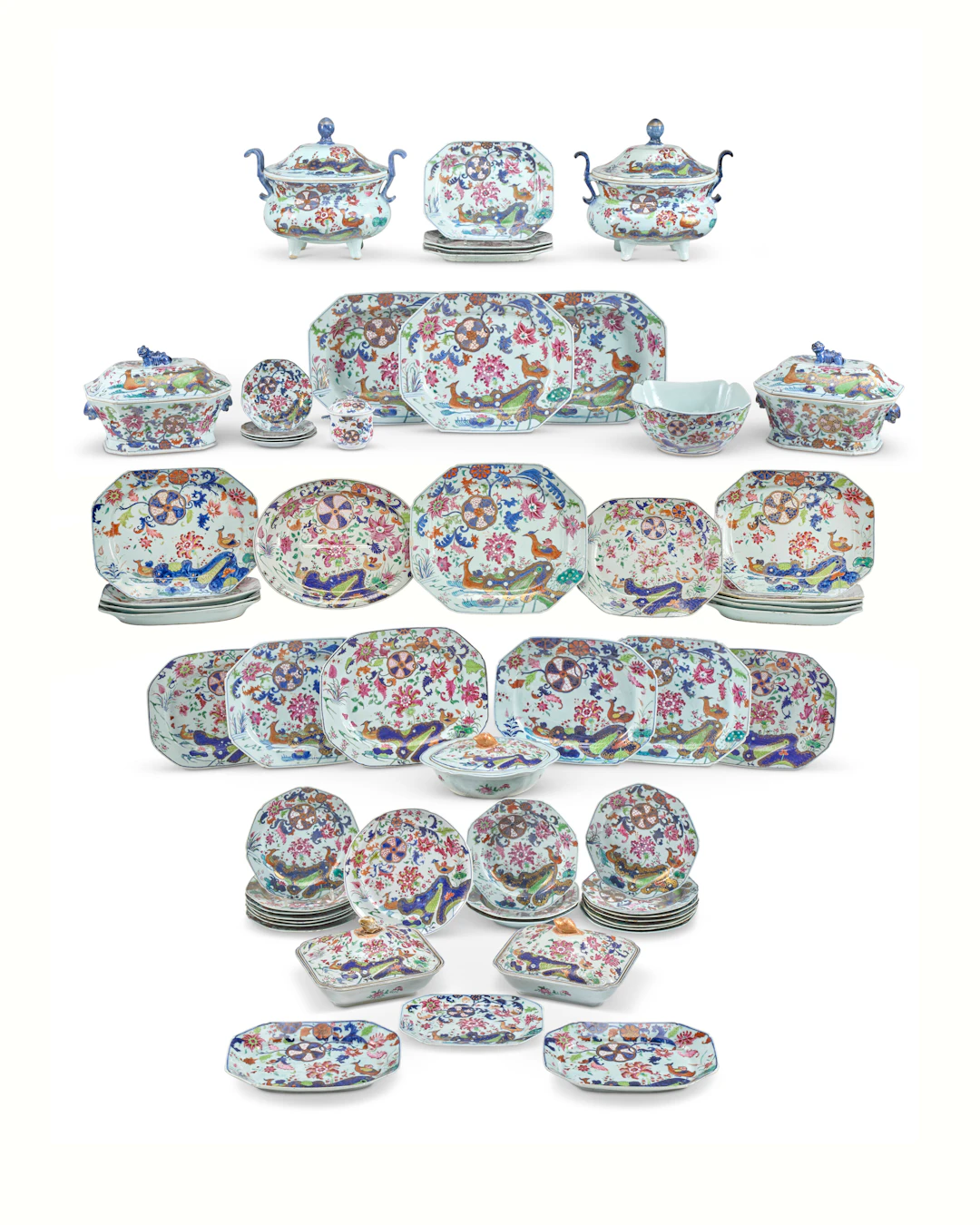 Partie De Service En Porcelaine De La Famille Rose À Décor De Style