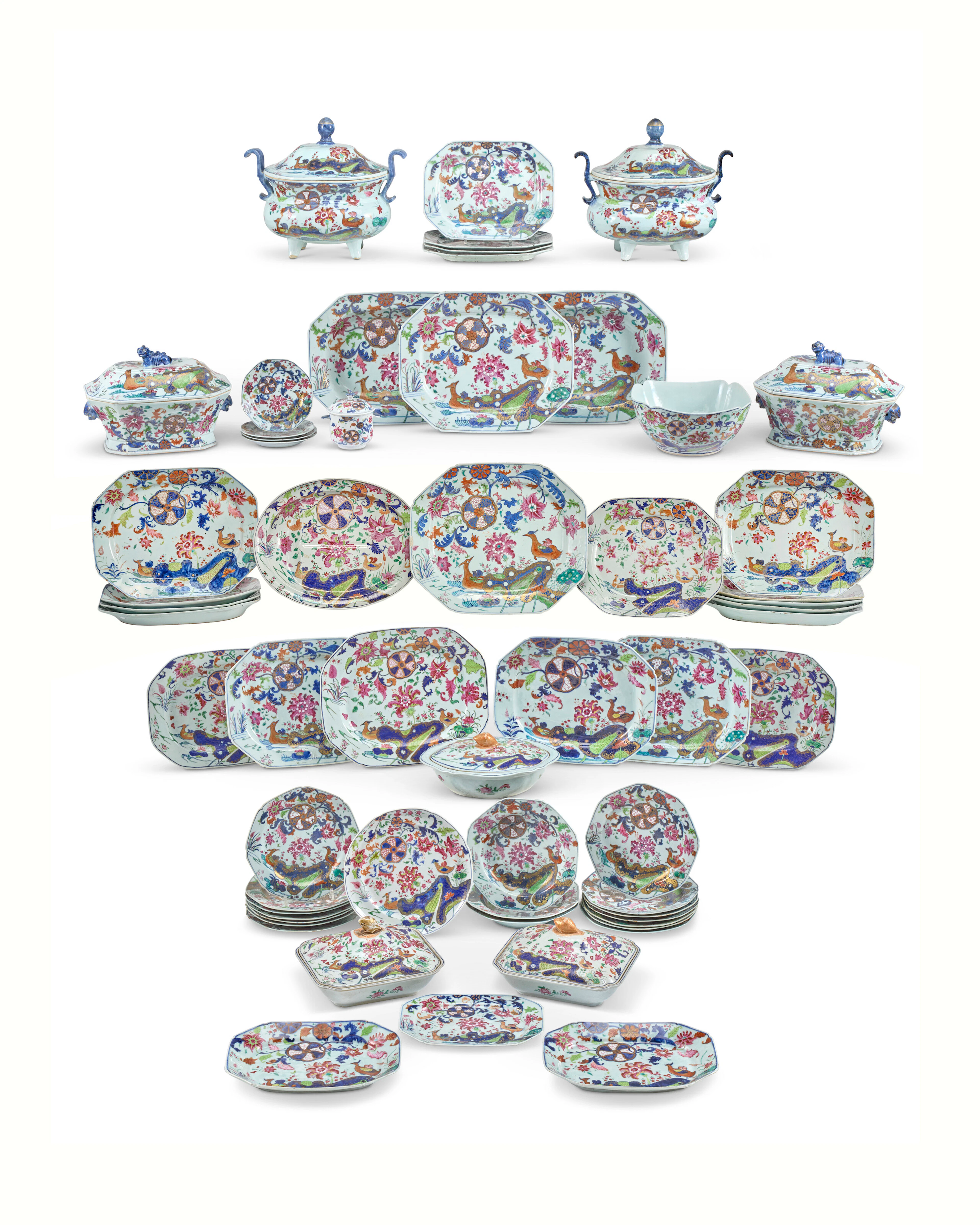 Partie De Service En Porcelaine De La Famille Rose À Décor De Style