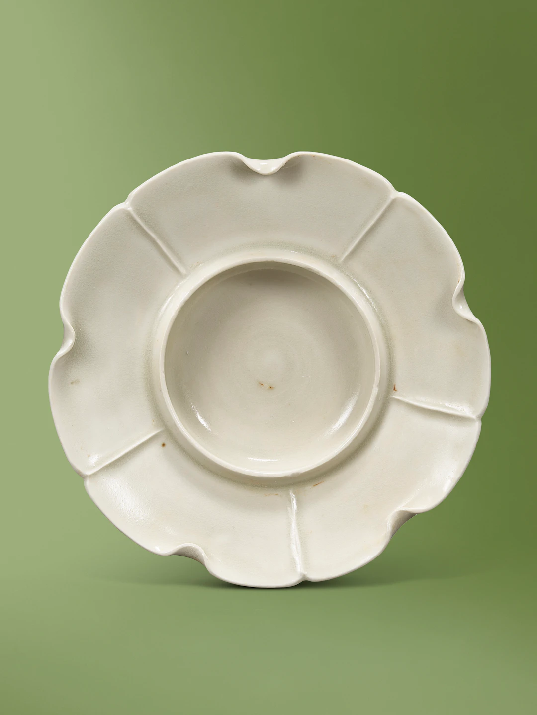 A Ding White-Glazed Foliate-Rimmed Cup Stand