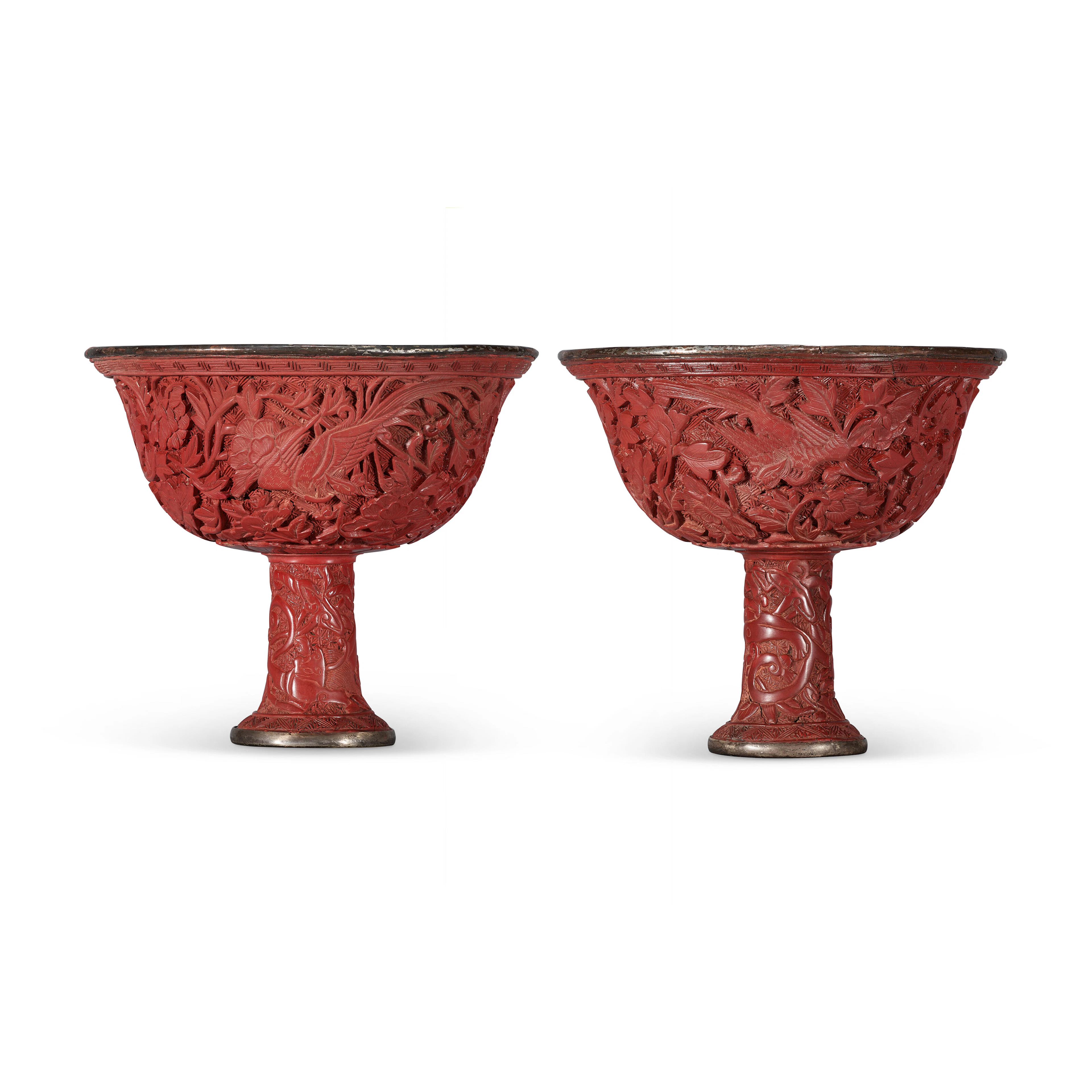 Paire De Coupes À Pied En Laque Rouge À Décor De Phénix Avec Doublures