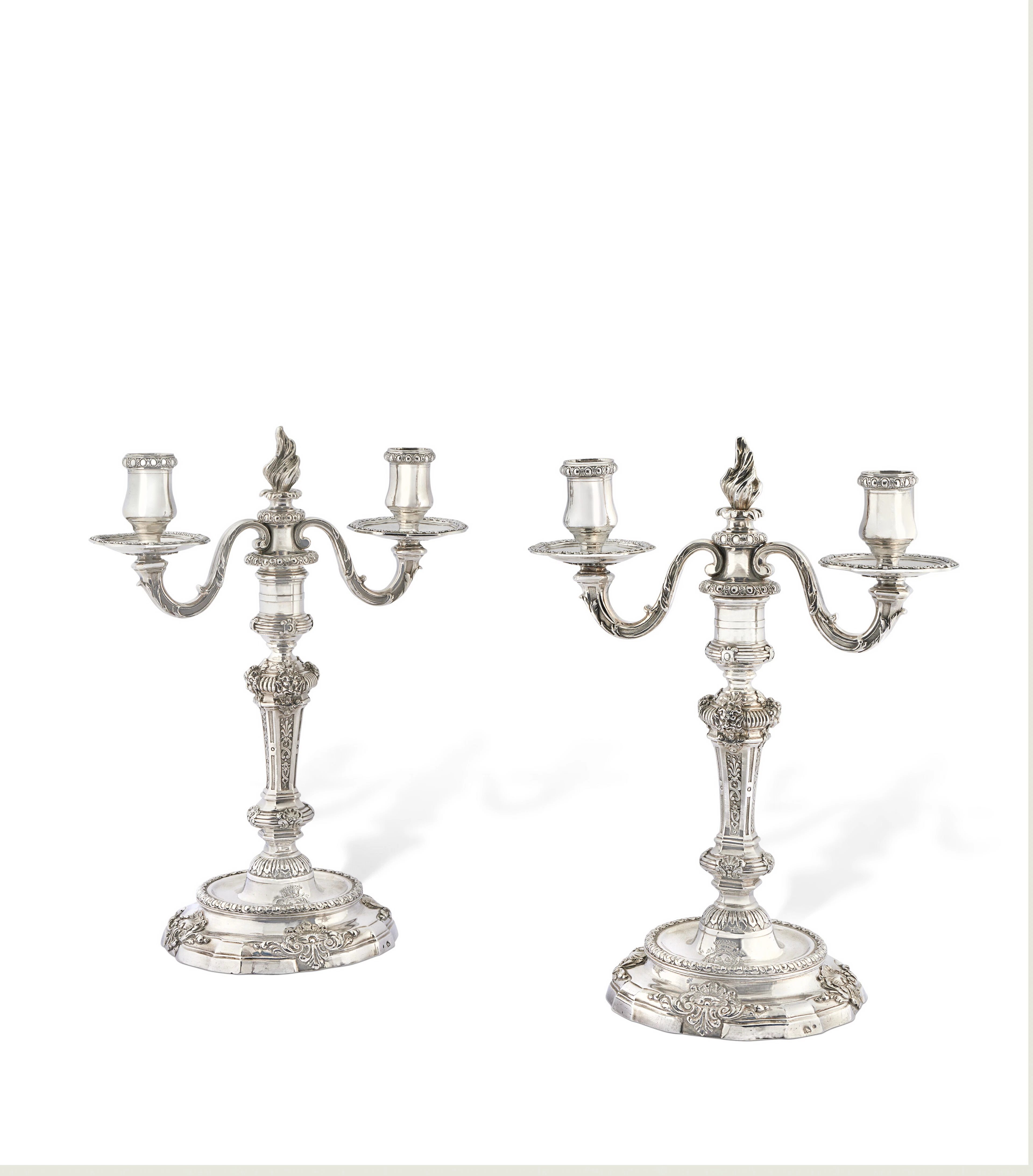 PAIRE DE FLAMBEAUX ET BRANCHES À DEUX LUMIÈRES D'ÉPOQUE LOUIS XV