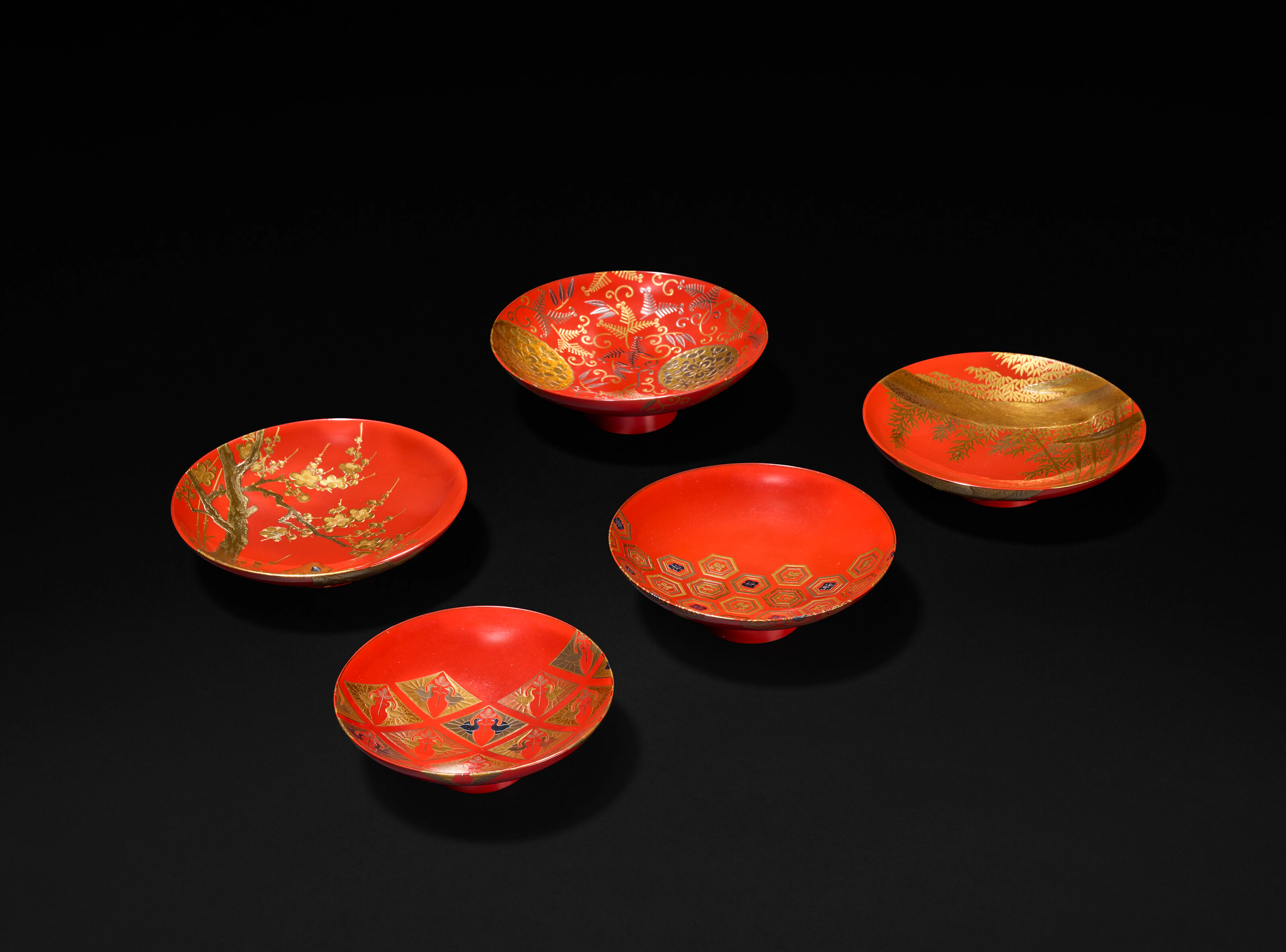 CINQ COUPES À SAKÉ EN LAQUE ROUGE, SAKAZUKI