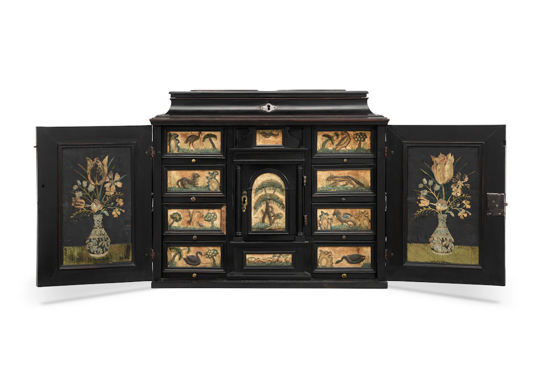 Cabinet À Panneaux Brodés D'époque Baroque