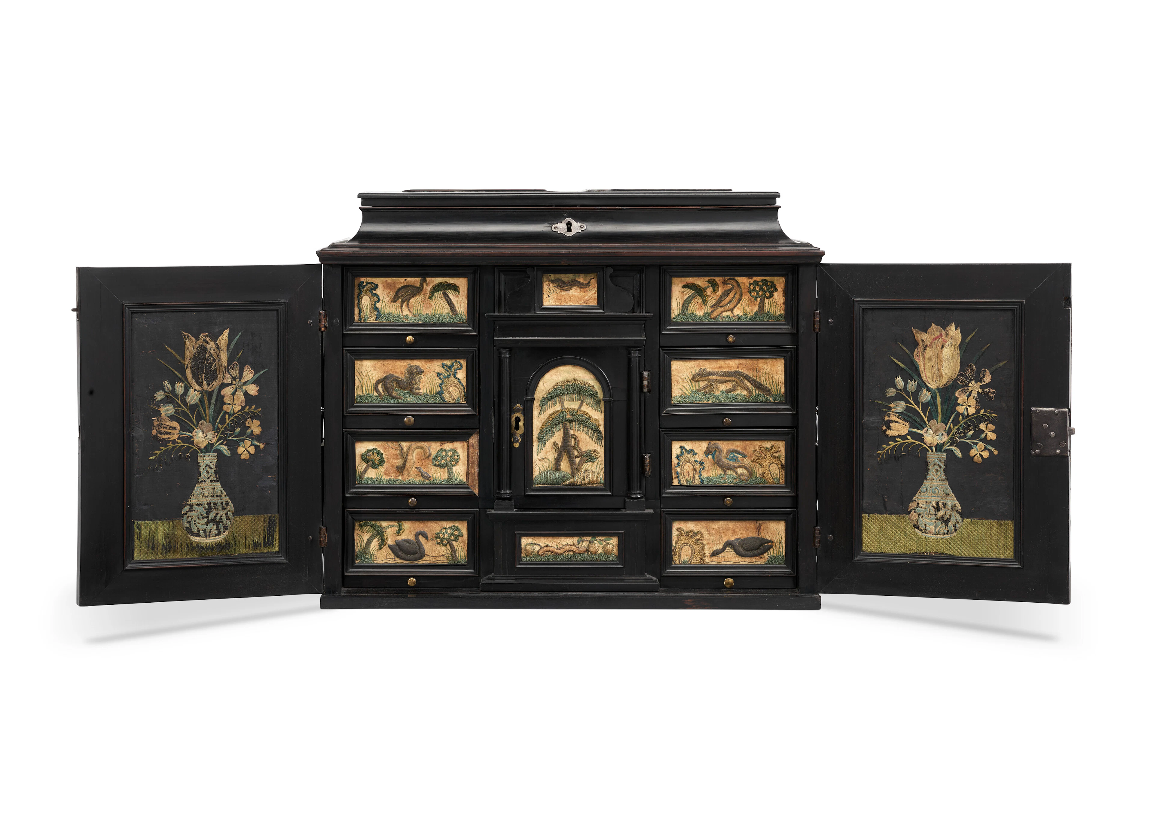 Cabinet À Panneaux Brodés D'époque Baroque