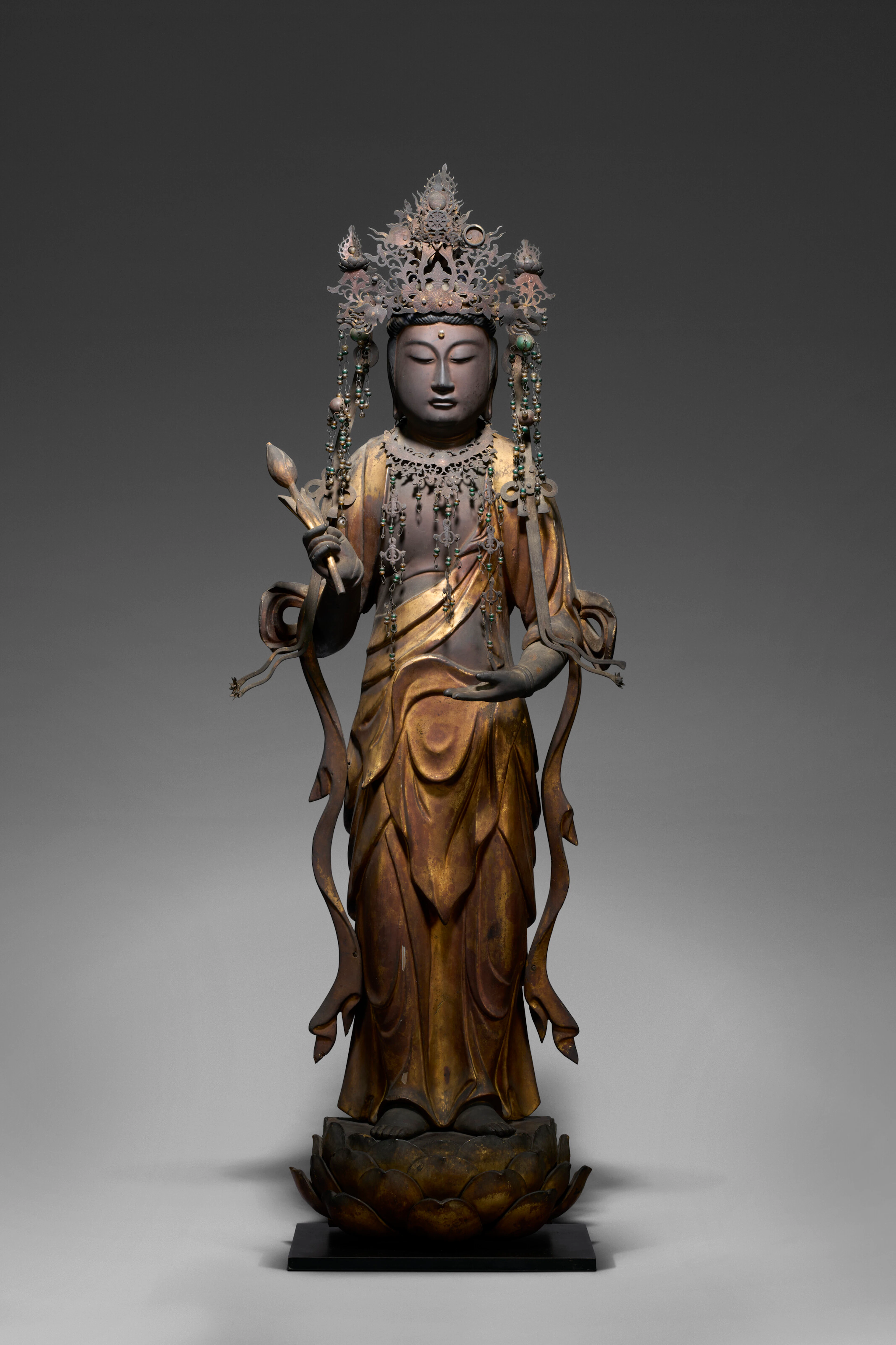 A CARVED AND LACQUERED WOOD SCULPTURE OF A STANDING KANNON BOSATSU