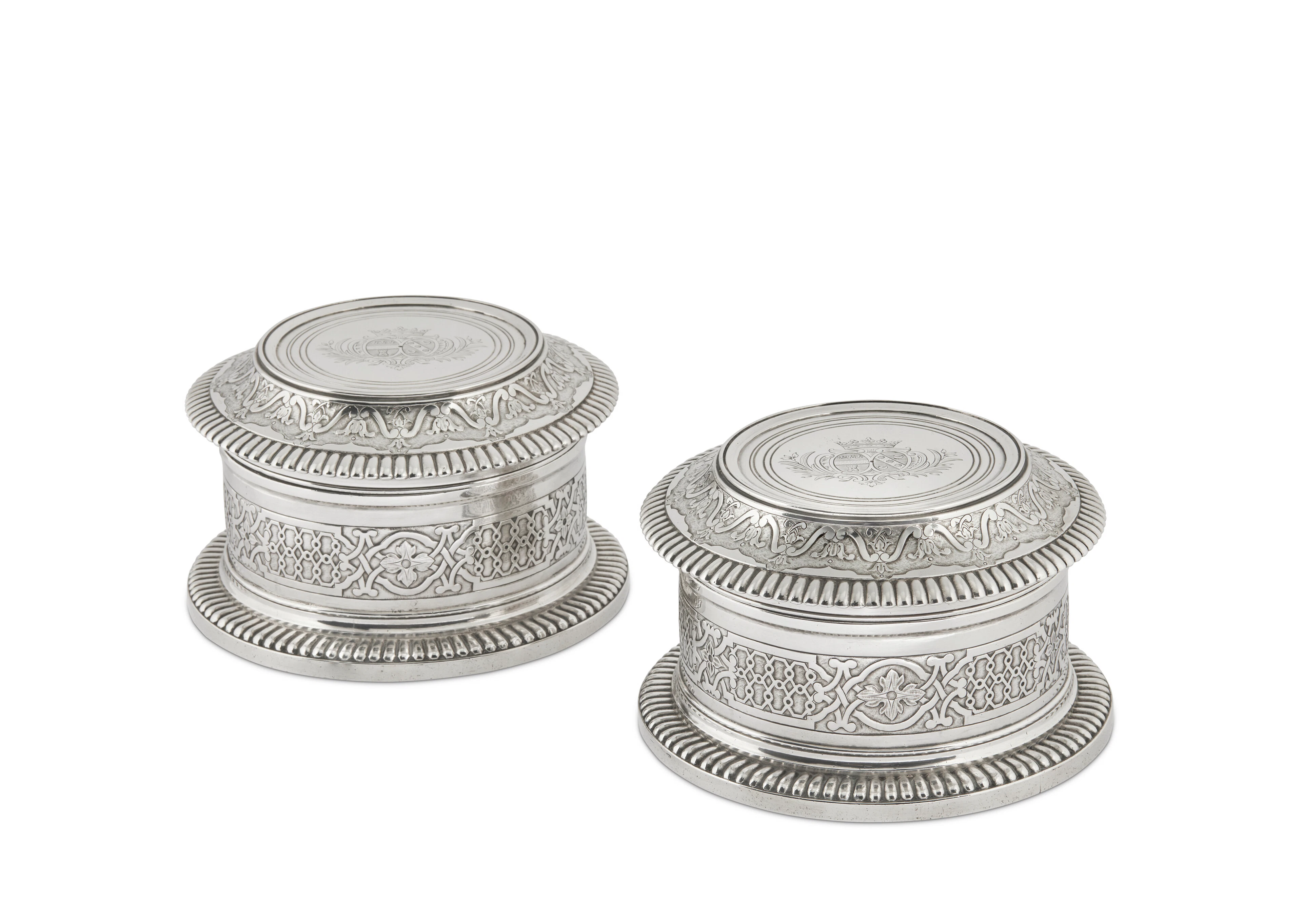 PAIRE DE BOÎTES DE TOILETTE ET LEURS COUVERCLES EN ARGENT D'ÉPOQUE LOUIS XIV