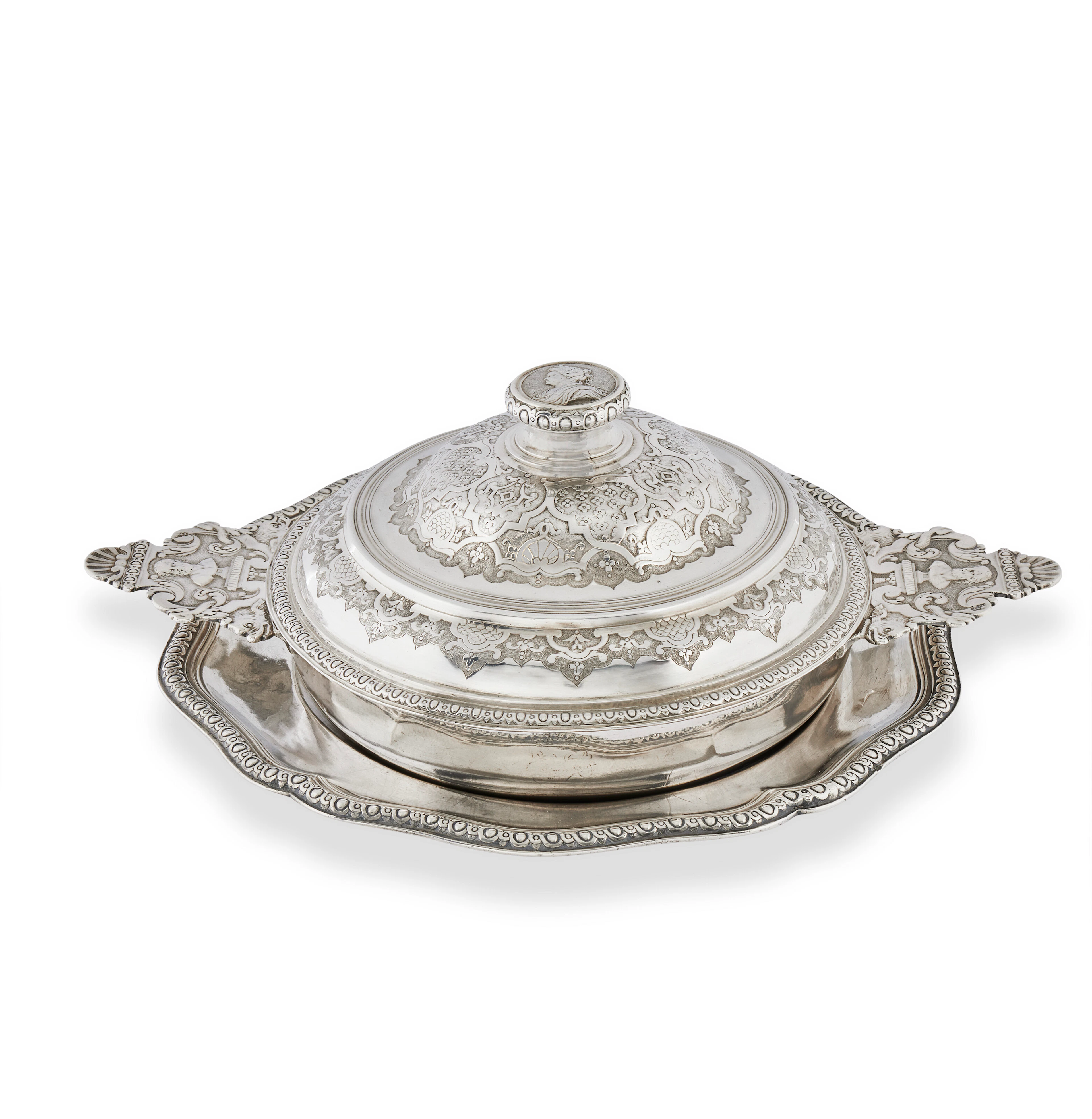 ÉCUELLE, SON COUVERCLE ET UN PRÉSENTOIR EN ARGENT D'ÉPOQUE LOUIS XV