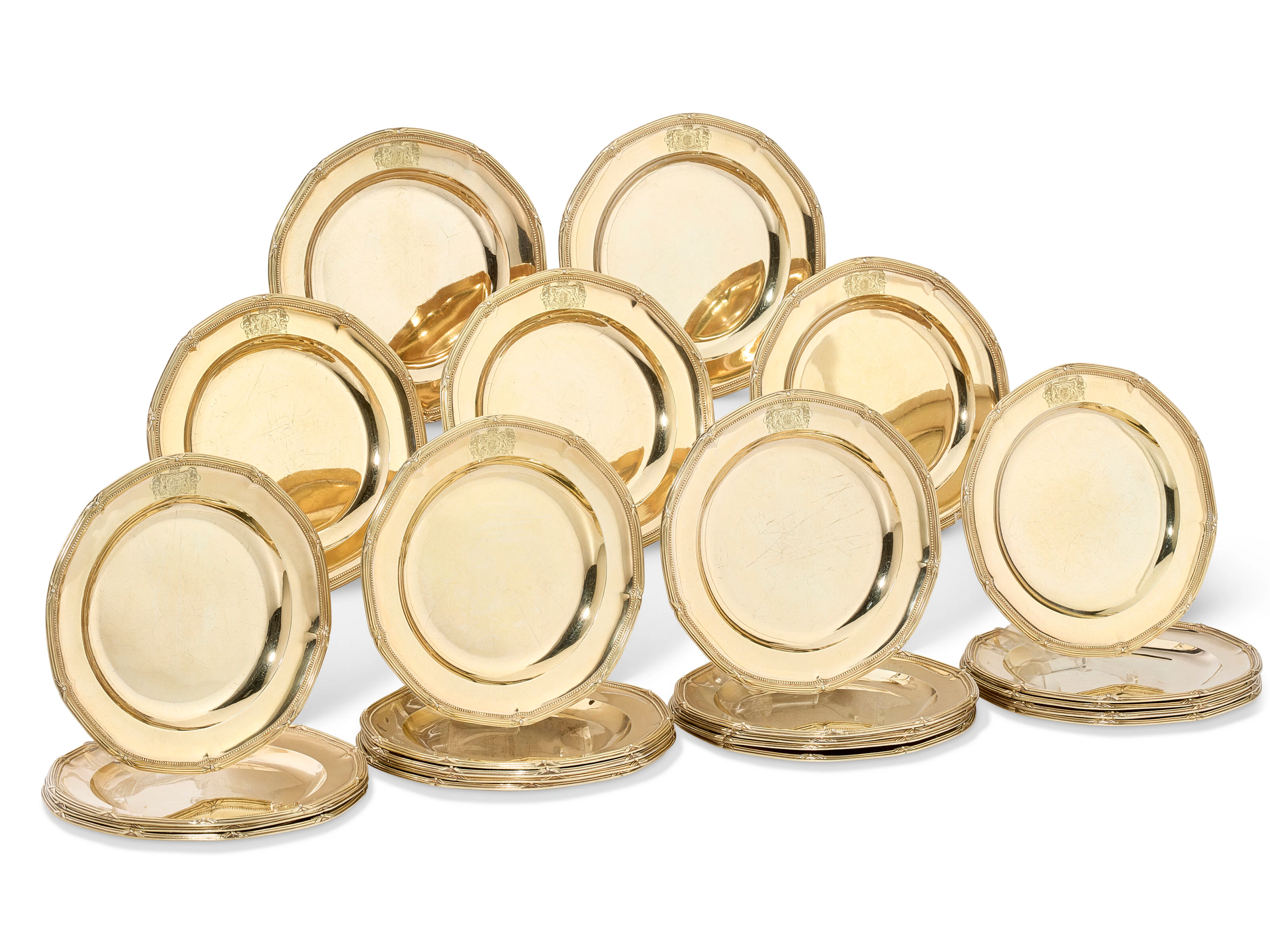 Série De Vingt-Quatre Assiettes À Dessert En Vermeil D’époque George Iii