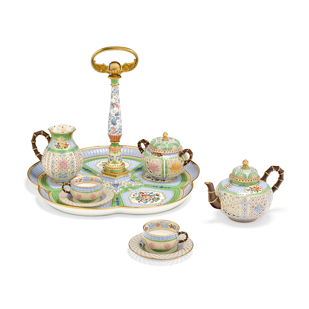 Déjeuner « Chinois Réticulé » Sur Plateau Armillaire En Porcelaine Dure