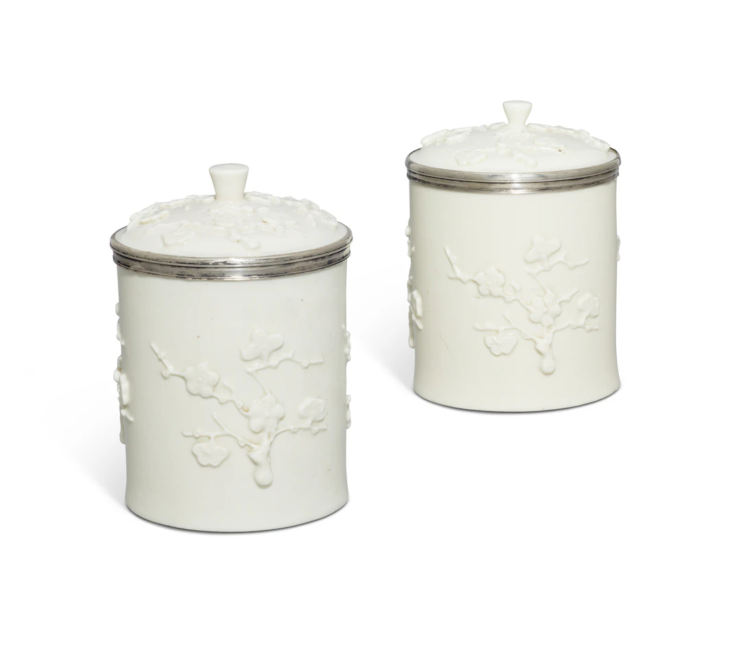 Paire De Pots À Pommade Et Leurs Couvercles En Porcelaine Blanche