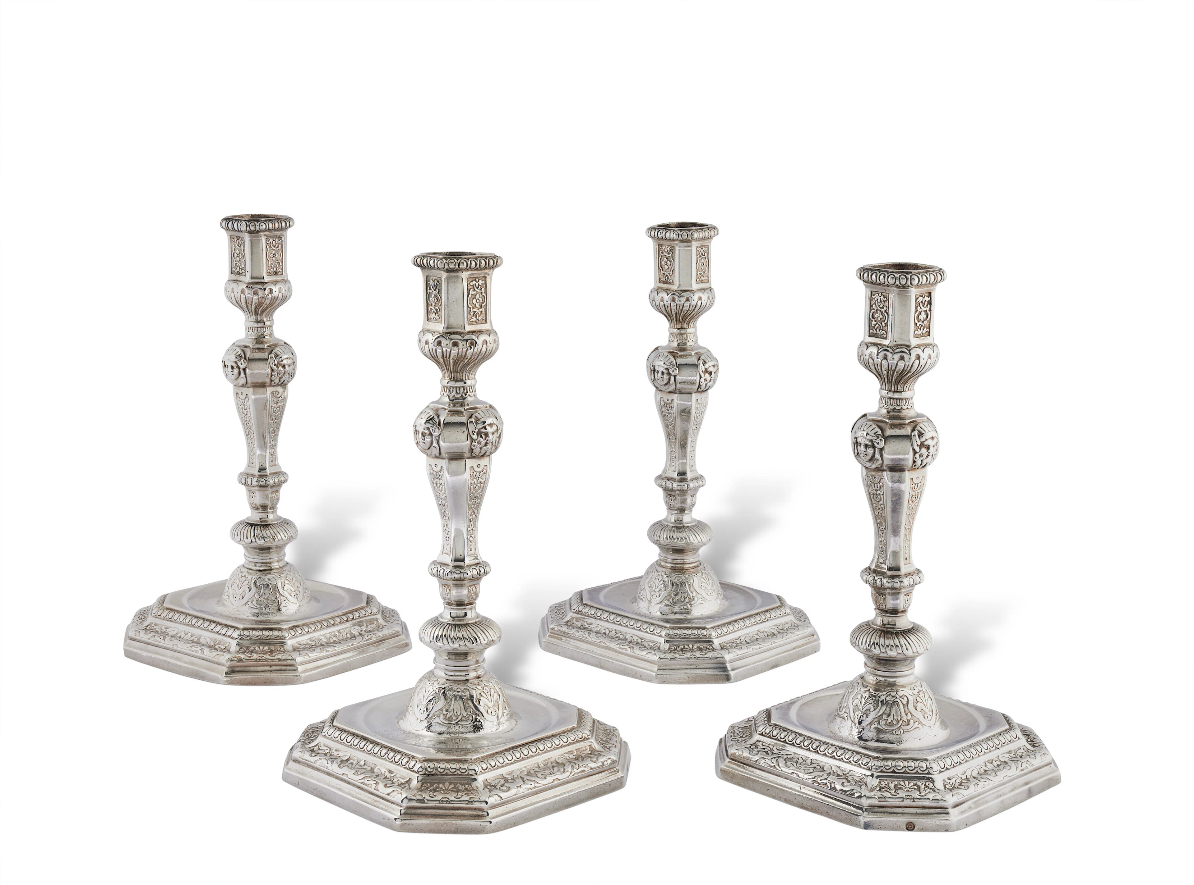 SUITE DE QUATRE FLAMBEAUX EN ARGENT D'ÉPOQUE RÉGENCE / LOUIS XV