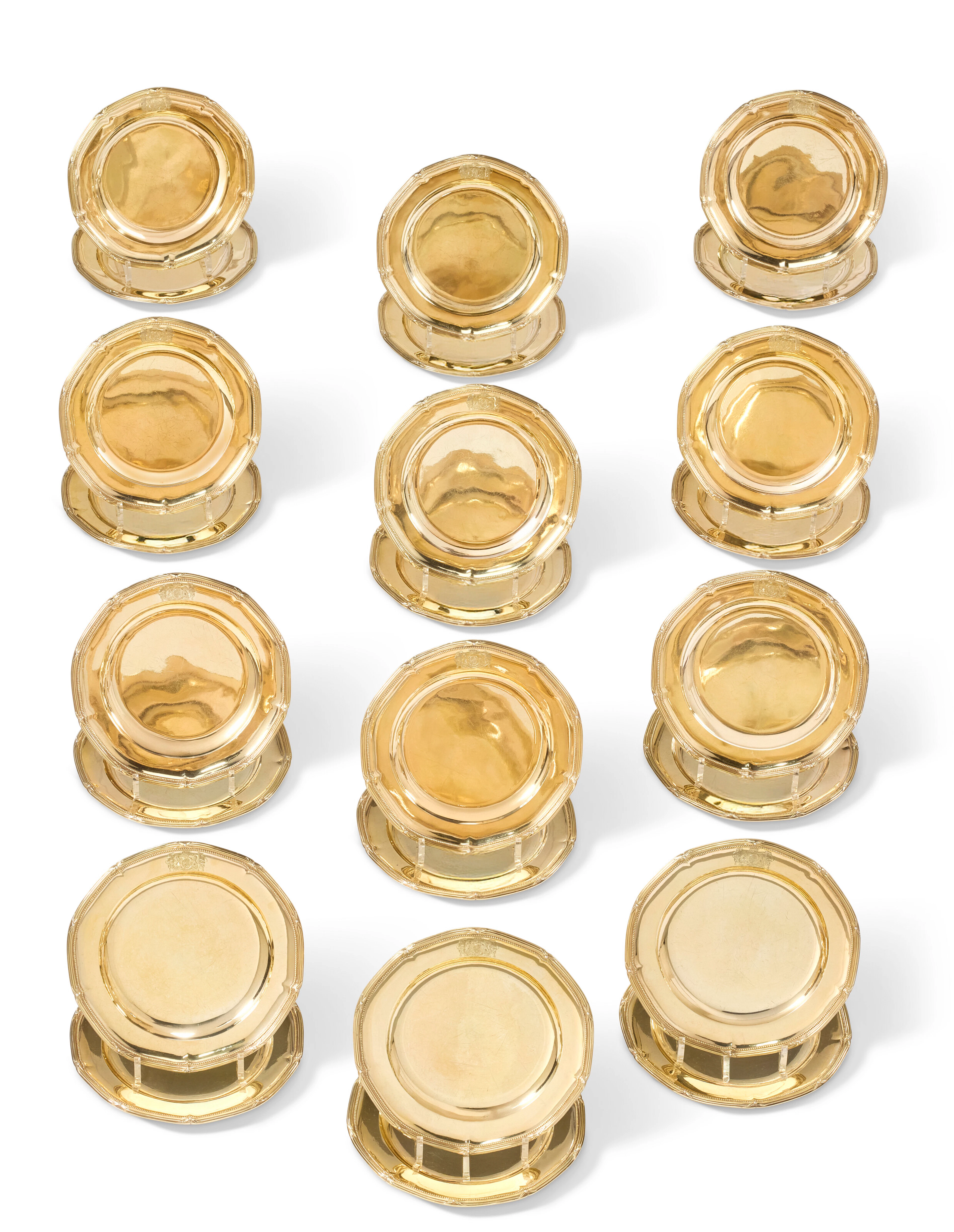 Série De Vingt-Quatre Assiettes À Dessert En Vermeil D’époque George Iii