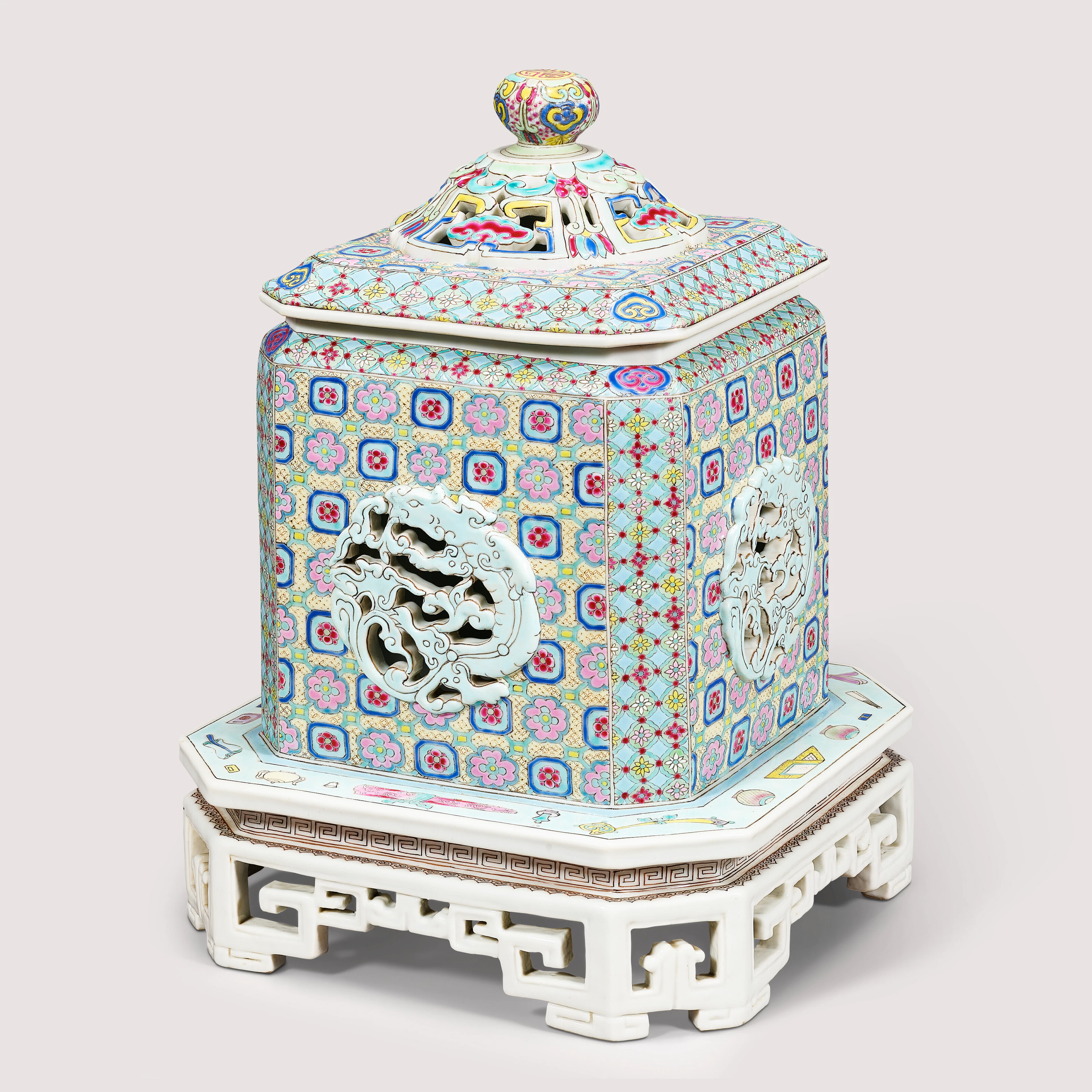 An Exceptional and Possibly Unique Yangcai Reticulated ‘Dragon Roundel’