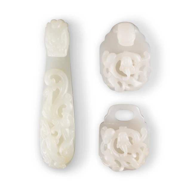A Set of White Jade ' Chi Dragon ' Belt Hook and Buckle, and a White