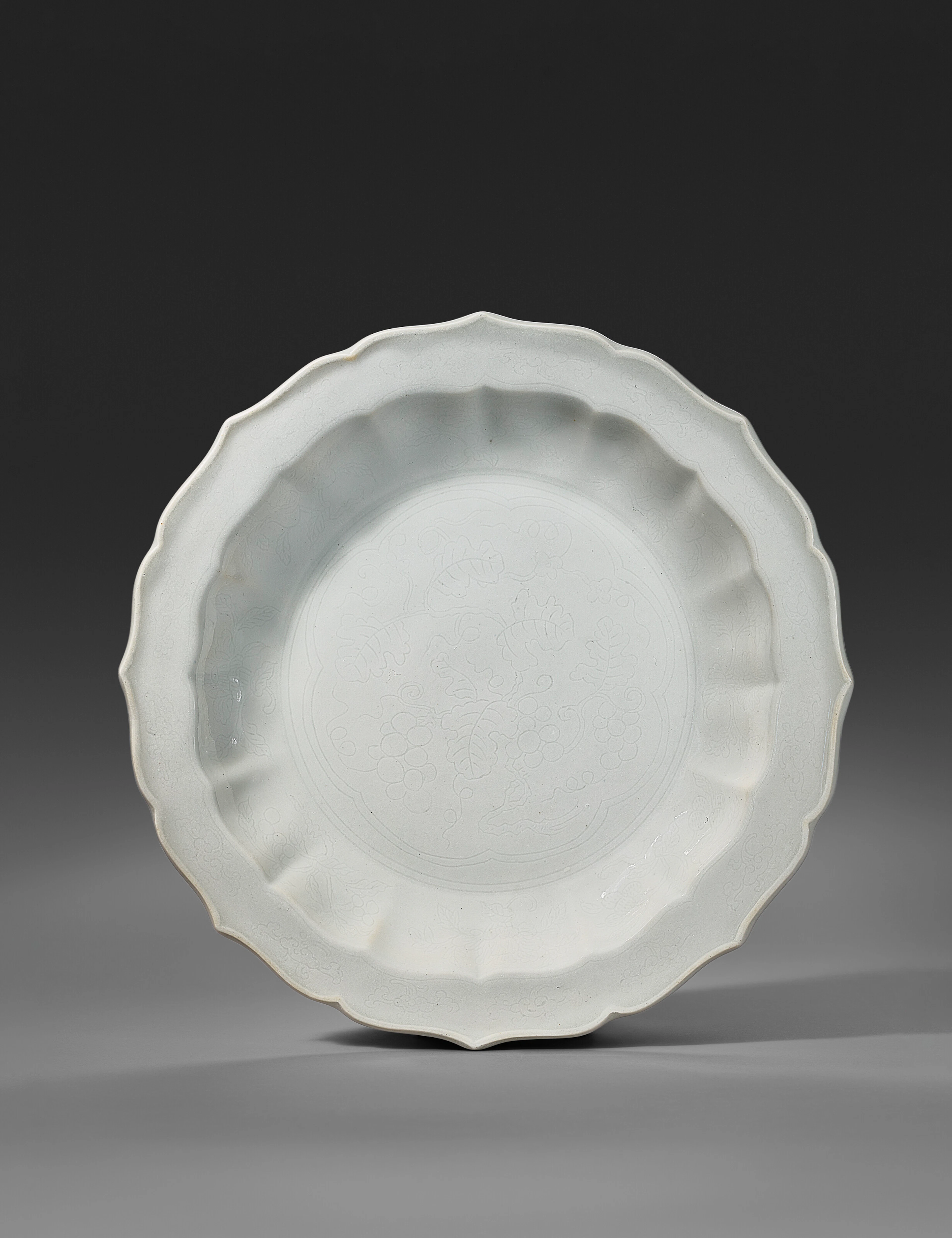 A VERY RARE AND SUPERB INCISED TIANBAI -GLAZED BARBED 'GRAPEVINE' DISH
