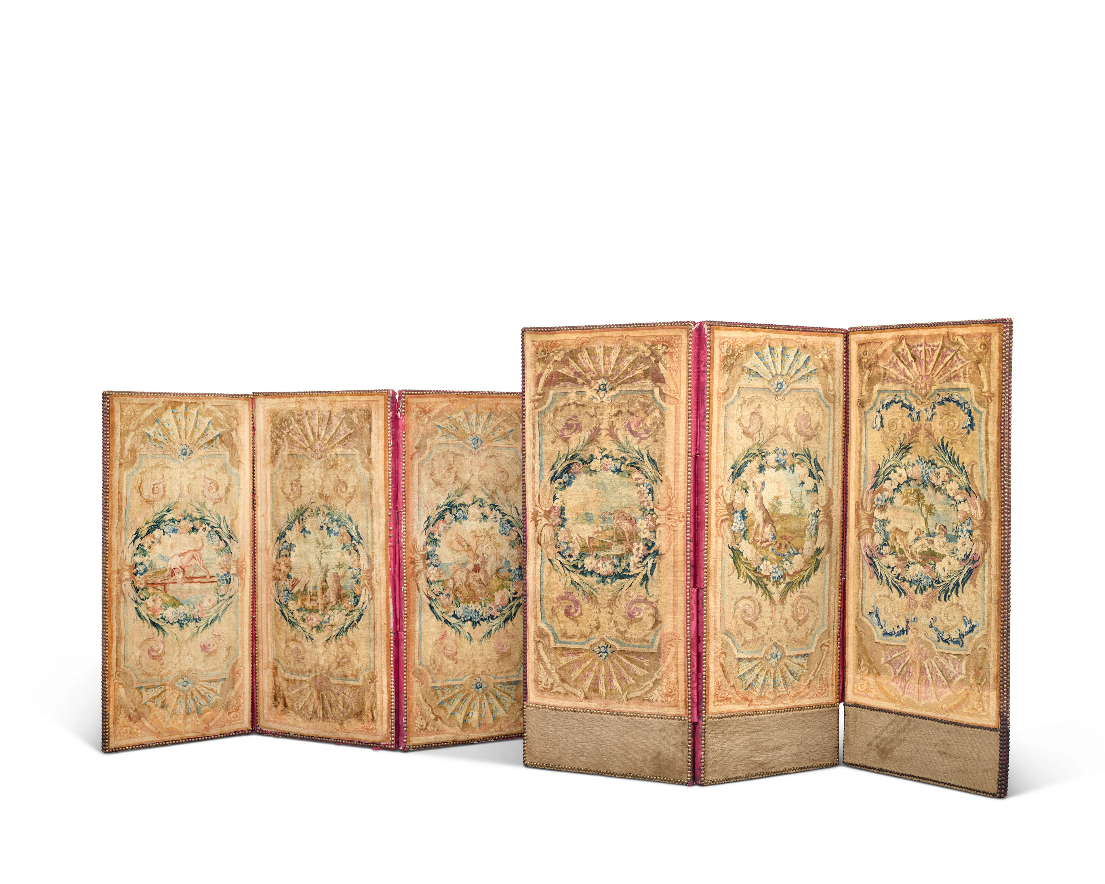 DEUX PARAVENTS DE TROIS FEUILLES DE LA FIN DE L'ÉPOQUE LOUIS XIV