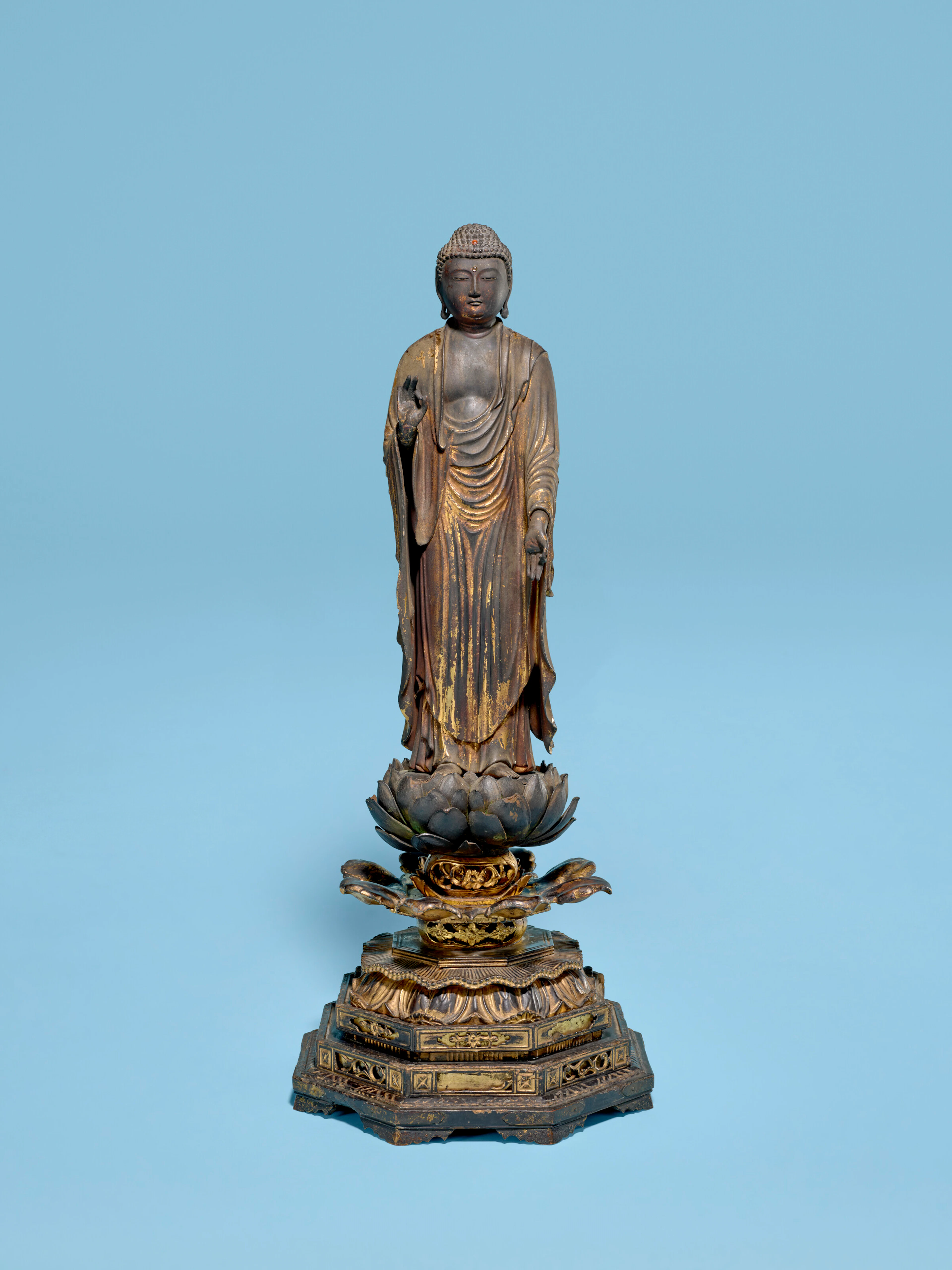 A LACQUERED WOOD SCULPTURE OF STANDING AMIDA NYORAI ( AMITABHA )