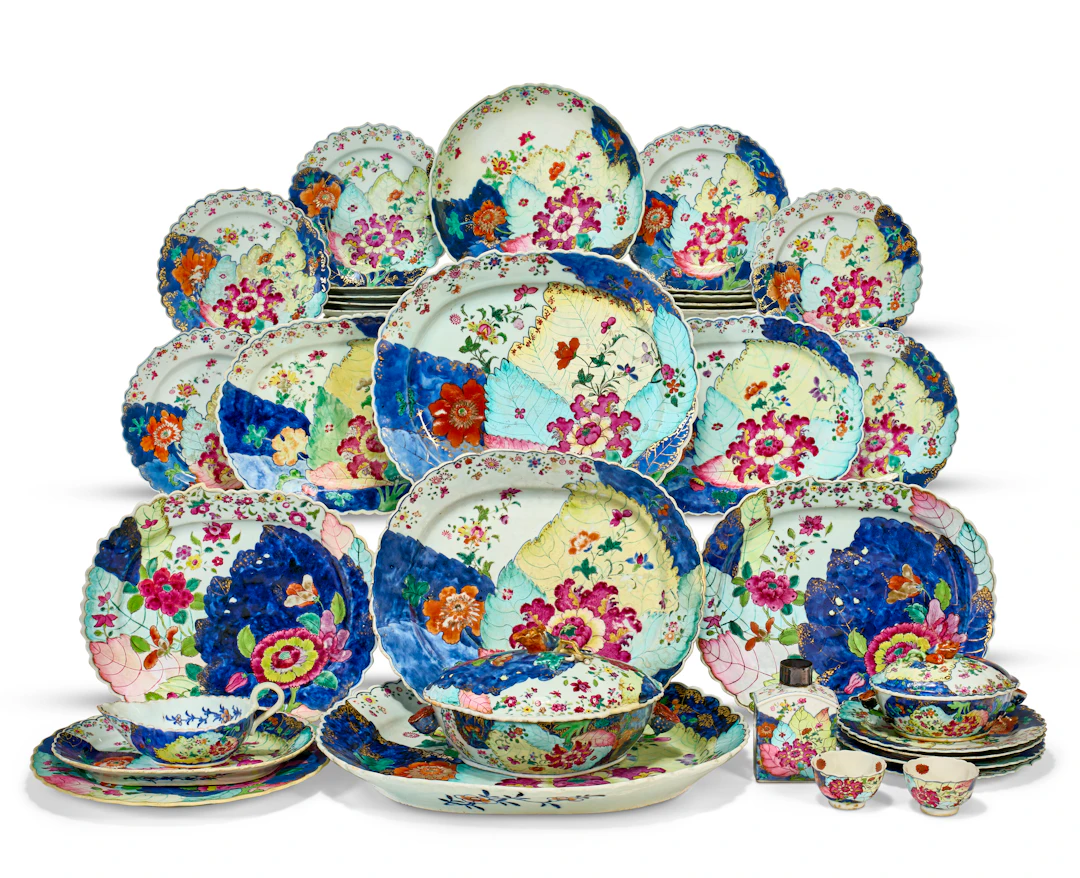 A Chinese Export Porcelain 'Tobacco Leaf' Assembled Part Dinner Service