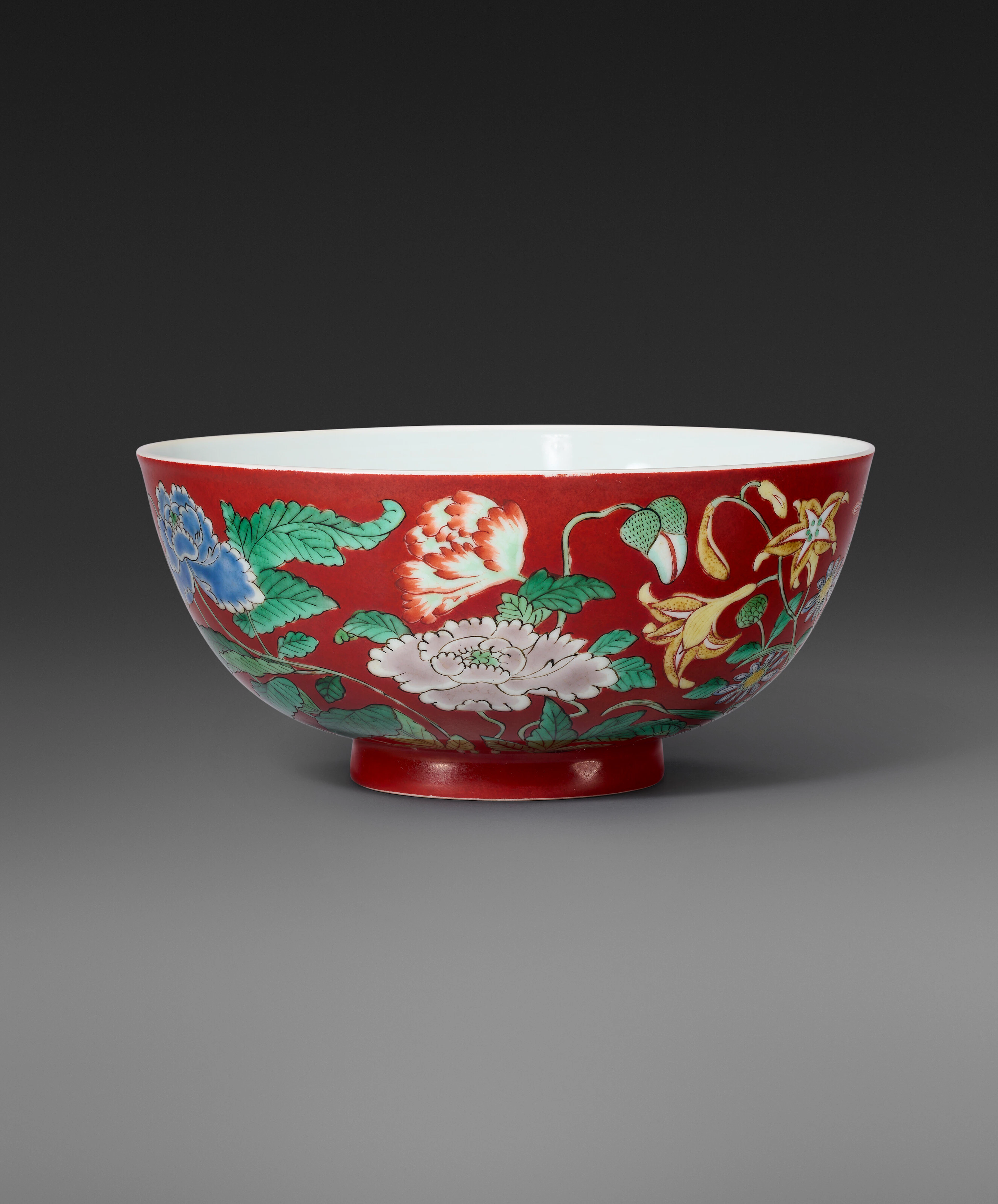A VERY RARE IMPERIAL CORAL-GROUND FALANGCAI 'FLORAL' BOWL