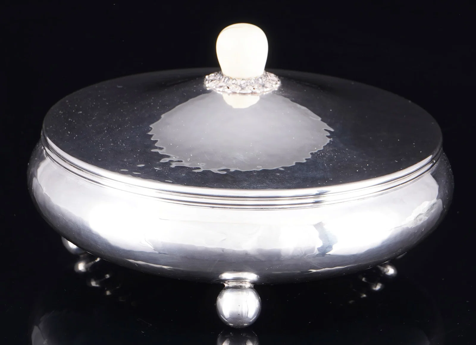 835 Silver Art Deco Hammered lidded box - Adolf Kander