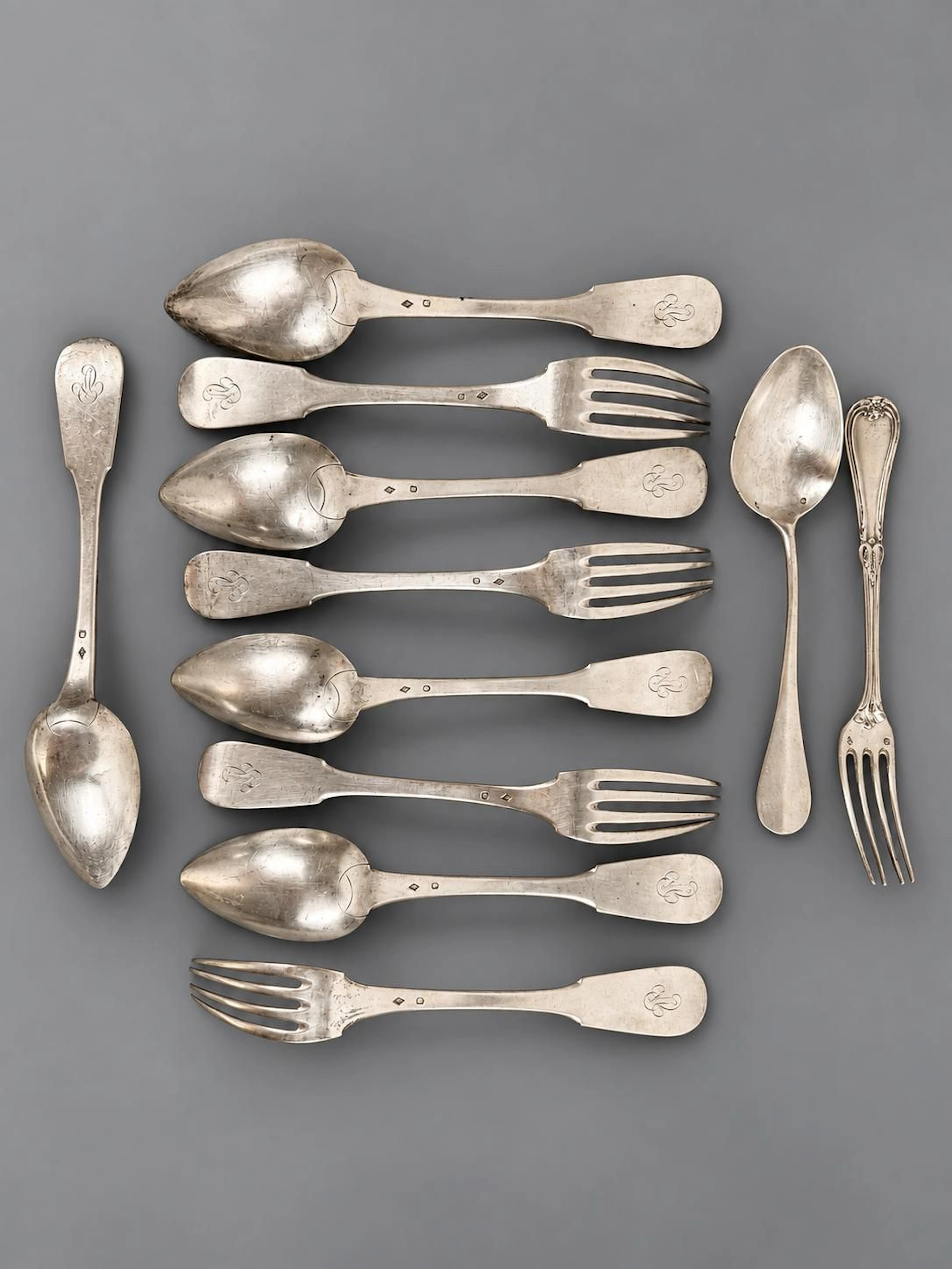 A dinner service consisting of four pieces of silverware bea - Lot 115