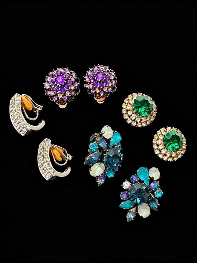 Four pairs of ear clips with rhinestones (2 x 0.5 cm) and st - Lot 32
