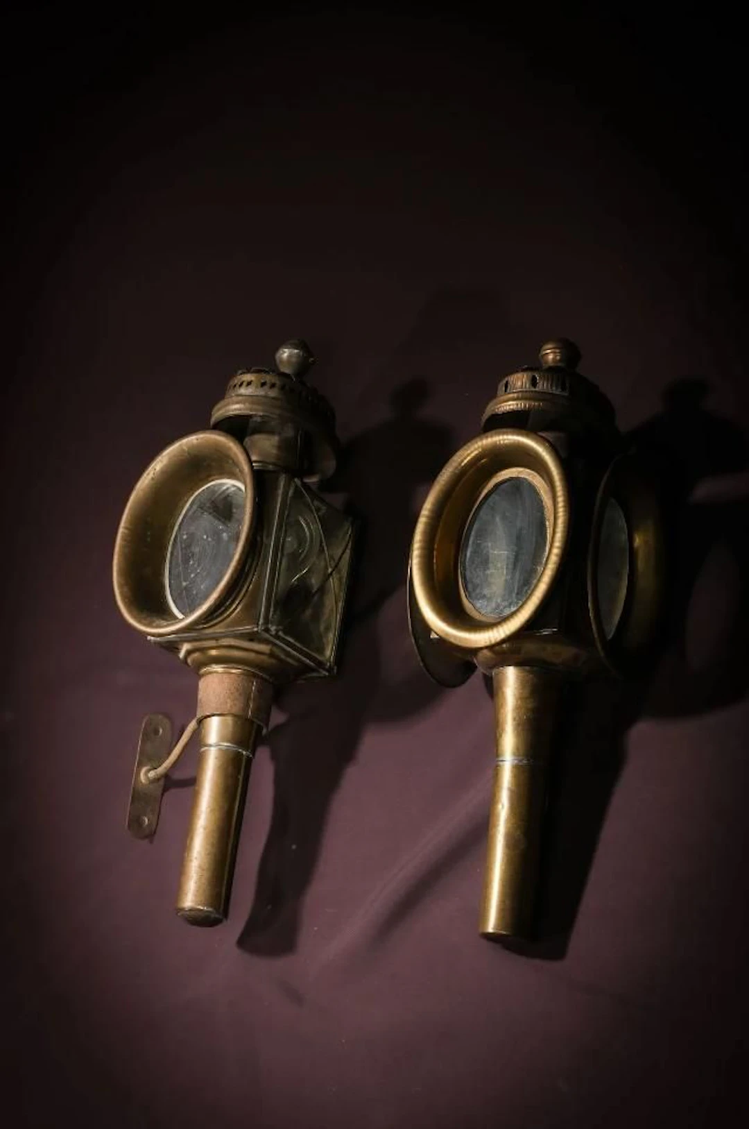Two brass carriage lanterns, one with a wall mount and hardw - Lot 71