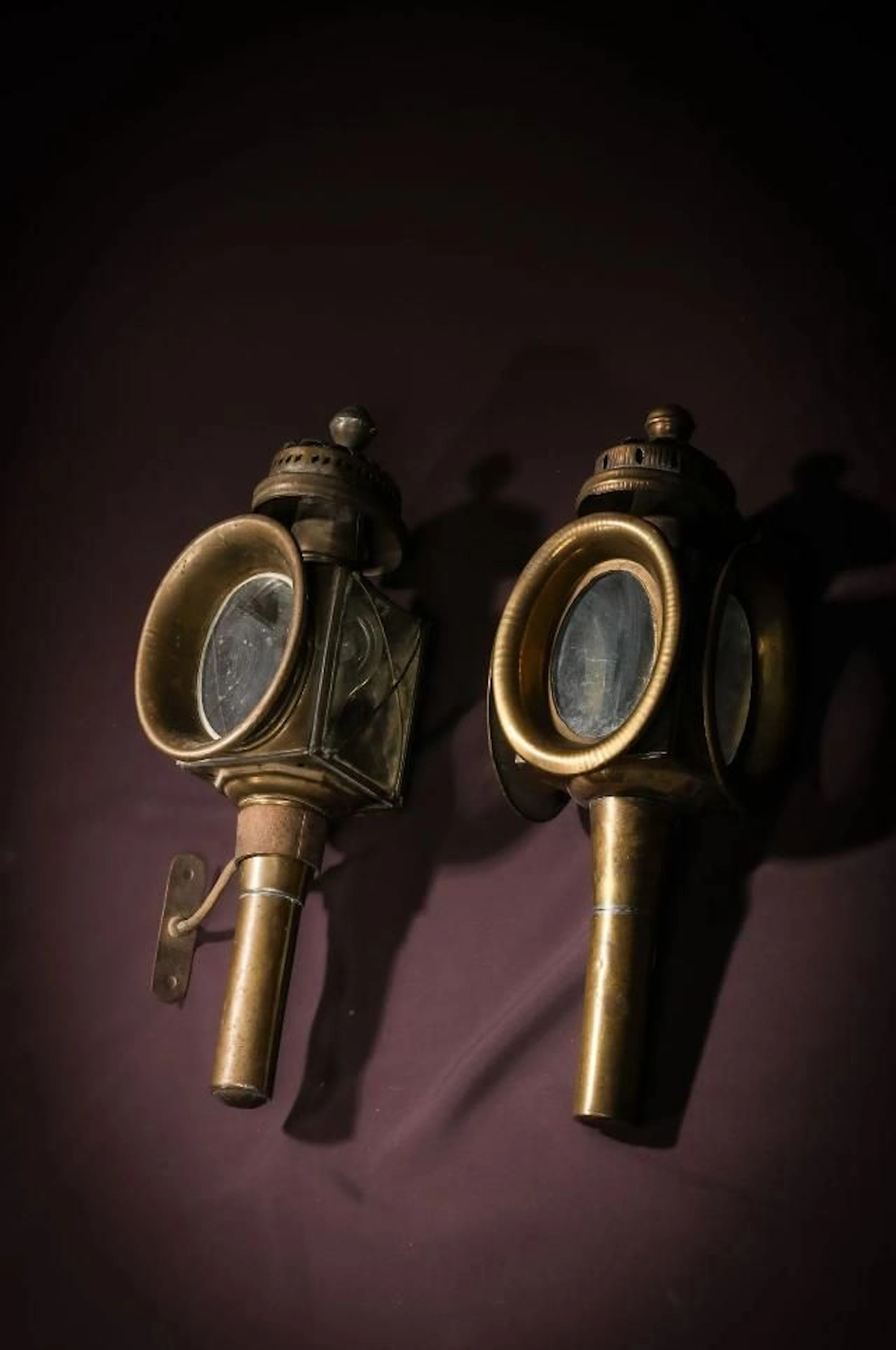 Two brass carriage lanterns, one with a wall mount and hardw - Lot 71