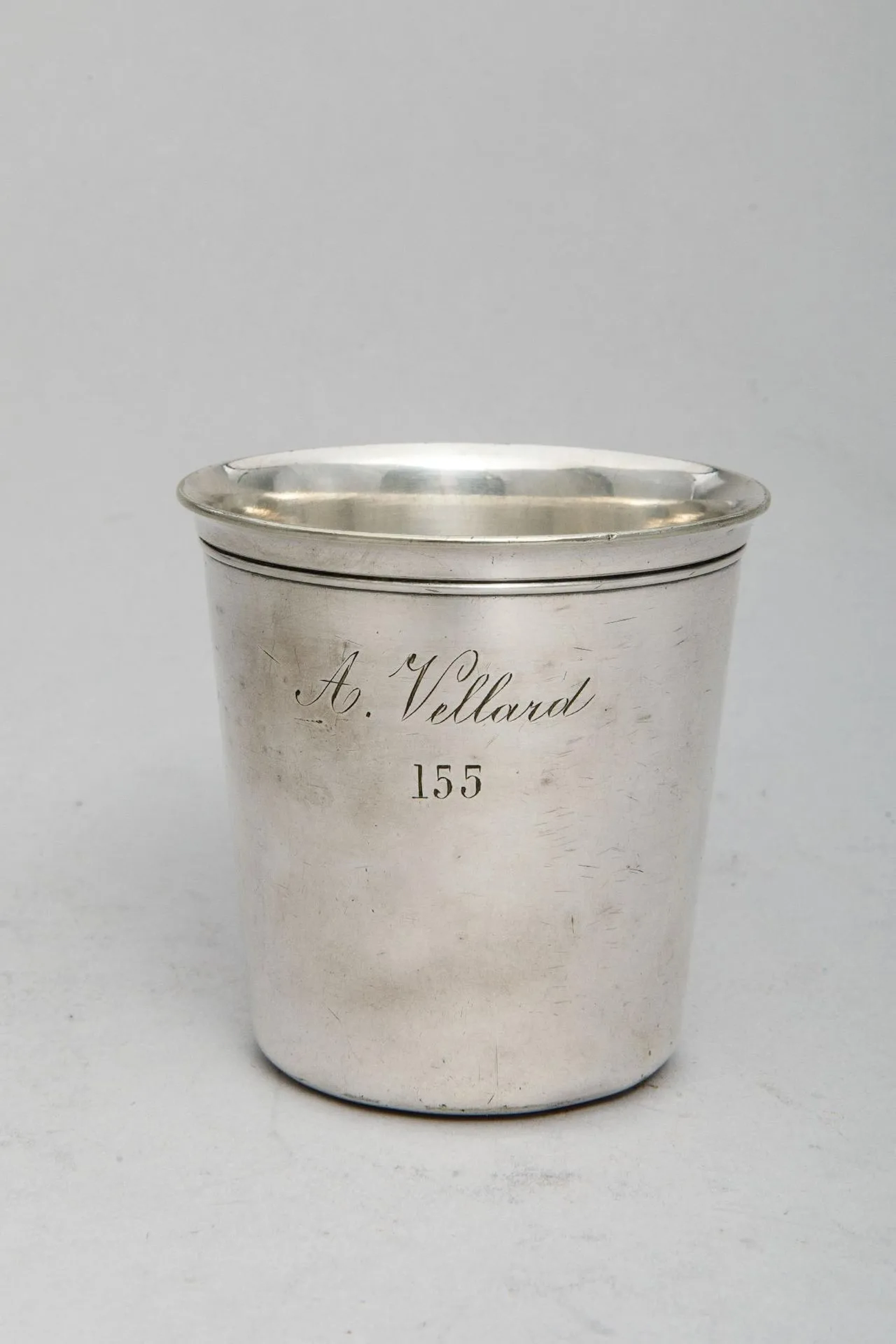 Silver plated metal bowl (7.5 x 7.5 cm) and a silver-and-bon - Lot 599