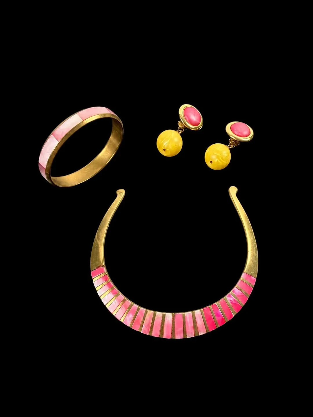 Brass and pink mother-of-pearl jewelry set, including 1 chok - Lot 36