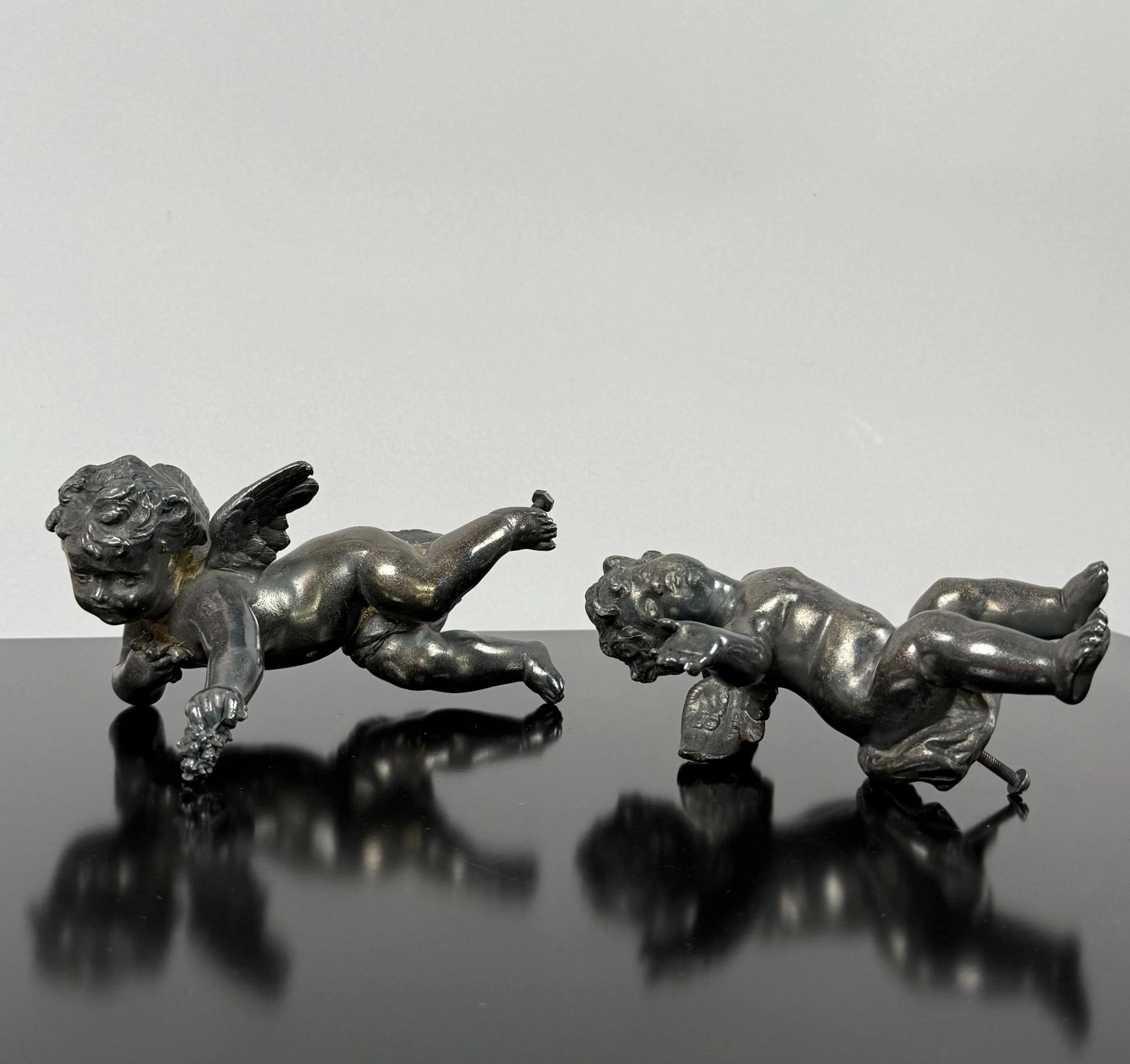 Deux angelots finement ciselé en alliage de bronze argenté a - Lot 59